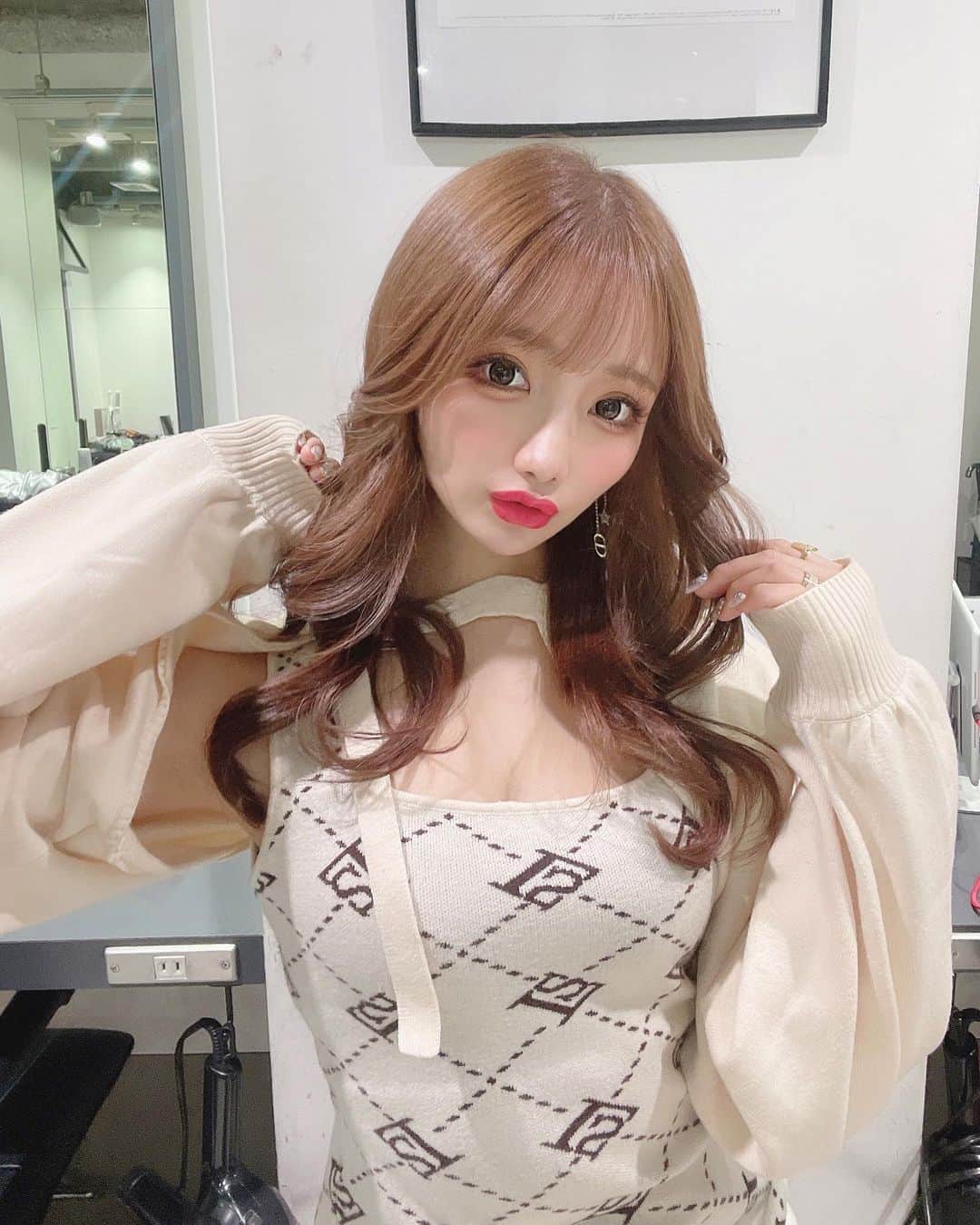 のインスタグラム：「2022年カラー納めの時🫶🏻♡♡  年末最後に、お決まりの @lwis_hair にて カラーとトリートメントしてきました💓  今回もやわらかーい系のベージュ♡ 透明感あるピンクベージュにしてもろた🥰  神カラー髪カットをお任せしたい方は ぜひまこっちゃんへ🤍 @makoto__kamijo   もうまこっちゃんには10年ぐらい お世話になってるの🥹🥹✨✨  ほんといつもありがとうございます🥲🫶🏻！  そして、 まじでずっとお世話になってる 渋谷L'wis♡ @lwis_hair ⭐️！  みんな面白くて優しくていつも美容院の時は 楽しい時間☺️⭐️ありがとうございます♡  今年もよろしくお願いします😋🌈 . . . #newcolor #newhair #ベージュ #ベージュカラー #ピンクベージュ #透明感カラー #シースルーバング #シースルー前髪 #渋谷美容室 #渋谷美容院」