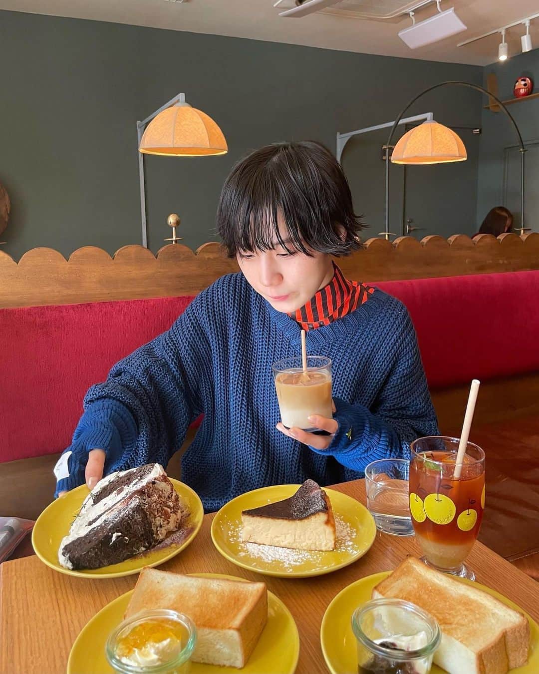 光永のインスタグラム：「妹が教えてくれた西中島南方のオシャレカフェ🍋☕️ ケーキデカ過ぎ&モーニングの時間だったのでトーストもついてて朝から爆食いでした。全部美味。 あと、内装のインテリアが好み過ぎる🦚🦚 ㅤㅤㅤㅤㅤㅤㅤㅤㅤㅤㅤㅤ coordinate🍫👗 ベスト：#vacancy アウター：#dietbutcherslimskin  アームウォーマー：#so_c_hu シューズ：#EMODA パンツ：#almo ニット、シャツ：？？？ ㅤㅤㅤㅤㅤㅤㅤㅤㅤㅤㅤ  #西中島南方カフェ #喫茶檸檬の  #ショートヘアアレンジ #マッシュショート #ブルベ冬コーデ #骨格ナチュラルコーデ #新大阪カフェ #大阪カフェ #西中島南方グルメ」