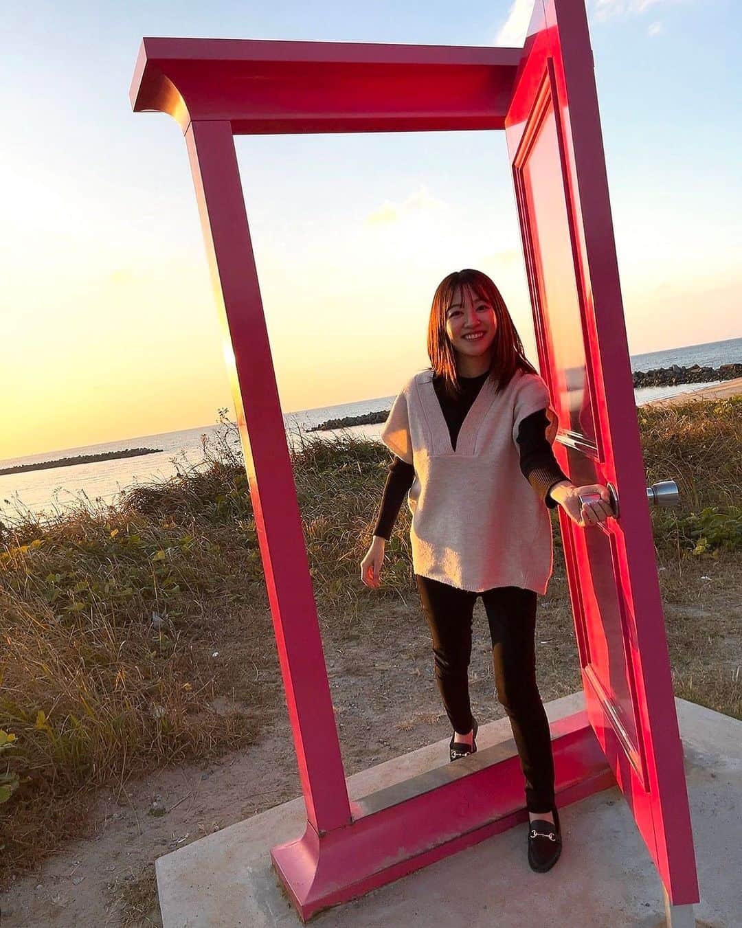 滝菜月のインスタグラム：「2023年もよろしくお願いします🐇✨ ⁡ 初日の出🌅と見せかけて、夕日。 しかも昨年の。さらには、そこそこ前の📷 今年もこんな感じでゆるゆるとマイペースに更新する予定です。笑 お付き合いいただきありがとうございます☺️」