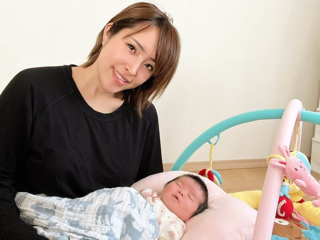 渋谷美穂のインスタグラム：「けーちゃんが産まれて22日が経ちました🤱 慣れない子育ても、華叶がとても良い子に すやすや寝てくれるおかげで私も助かっています🥹💤 そして産後、座るのも痛かった会陰切開✂️ の傷口もかなり治ってきました☺️🌱 身体の回復を感じます❤️‍🩹 ⁡ まもなく出産から1ヶ月が経ちますが、 目に見えないダメージがあると思うので、 まだトレーニングはしておらず少しづつ リハビリとして体を動かし始めています💁🏼‍♀️‼️ ⁡ 新生児👼🏻と言えるのは28日未満まで もうすぐ新生児が終わってしまうと思うと… 大きくなって欲しいけど…少し寂しいな😂💕 この一瞬も忘れまい！とすりすりクンクンしながら 日々愛情を伝えております🥹✨ ⁡ ⁡ ⁡ 【会陰切開とは？】 赤ちゃんの頭が出てきて、会陰や膣が裂けるのを防ぐために、あらかじめ会陰に切り込みを入れる医療行為のこと。  ※約2週間で痛みが治り、その後は痒みがありました。 現在22日経過しましたが今は咳もくしゃみも痛くないし お手洗いも怖くありません❗️  ⁡ 着用パジャマ： @boodyjapan  生地が柔らかくてシルエットも綺麗なので とてもおすすめ🐄 ⁡ #赤ちゃん匂い嗅ぎがち  #出産#マタトレ#マタニティトレーニング #妊娠#産後#産後ママ#経産婦#0歳児ママ #子育て#子育て奮闘中#第一子#ママトレ#新生児#会陰切開 ⁡ #ボディメイク#コンテスト#筋トレ#筋肉#コンテスト#トレーニング#フィギュア#筋トレ女子#フィットネス#減量#腹筋#腹筋女子#abs#fitness#figure#ifbbpro」