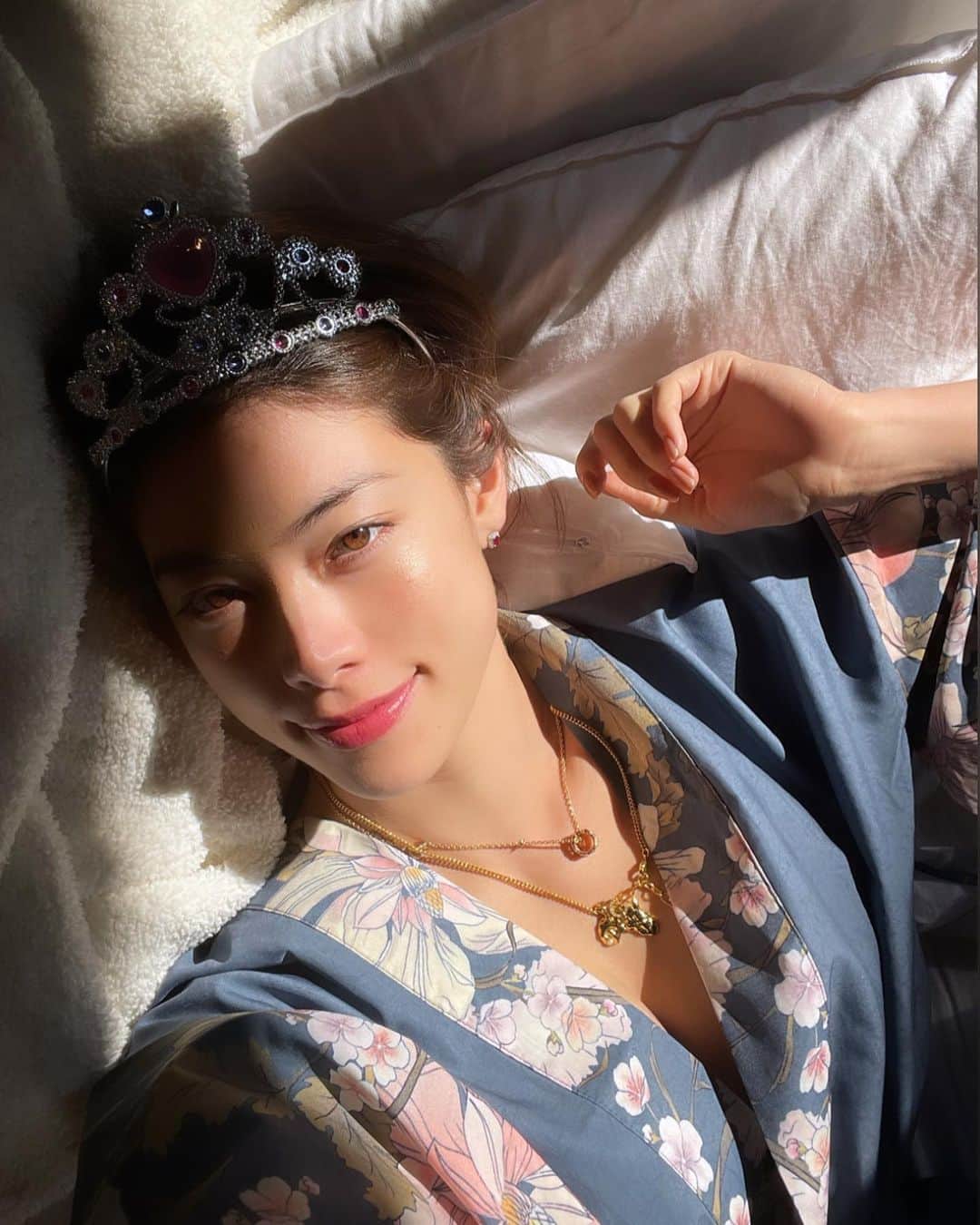 森星のインスタグラム：「Happy new year!!!👸 Looking forward to the future 🤍💞💞  *hair&make-up by my little Princess niece!」