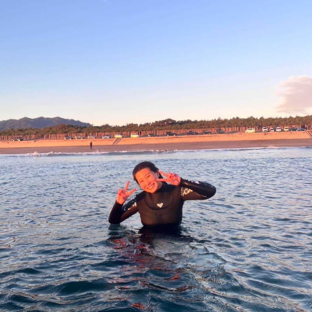 渡辺愛のインスタグラム：「🌞🌊💞 pic by @kako_surfsk8rgirl 🤍  #surf #surfing #surfinglife #morning #sea #miyazaki #surfgirl #holiday #winter #lifestyle」