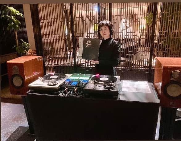 川村由紀さんのインスタグラム写真 - (川村由紀Instagram)「謹賀新年🙏今年の仕事始めは、ザ・リッツ・カールトン 東京にてレコード選曲&DJでした。  サウンドシシステムは #OTAIAUDIO さんが担当、アンプはSOLUTION NATURE OF SOUND、スピーカーは MARTENという素晴らしい音環境の中、新会社 #音と旅と株式会社 のキュレーションにてクリスマス以降の年末年始、毎晩テーマに沿って選曲という現場でした。  ちなみに私は #モータウン #シティポップ #坂本龍一 #映画サウンドトラック 枠の選盤を担当。  非常に有意義で、素敵な機会をいただけました🙏ありがとうございます。  2023年はライフステージがアップデートされた事もあり、新しい分野のお仕事にも挑戦してゆきたいと思っておりますので、何卒よろしくお願いします🙏  Happy New Year 🎍The Ritz-Carlton Tokyo, was the place to start the year with a record selection & DJ 🎵.  The sound system was by OTAIAUDIO, the amps were by SOLUTION NATURE OF SOUND, and the speakers were by MARTEN. I was there to select music every night based on the theme of the year-end and new-year holidays.  I was in charge of the #Motown #Citypops #RyuichiSakamoto #Moviesoundtracks. It was very meaningful and a wonderful opportunity! Thank you 🙏.  I'm looking forward to working in new fields in 2023, as I've updated my life stage. ✨  #空間選曲家 #カワムラユキ #DJ #yukikawamura #選曲家 #バレアリック #チルアウト #balearic #chillout #オタイレコード #otairecord #音旅社 @otototabito」1月4日 20時17分 - yukikawamura821