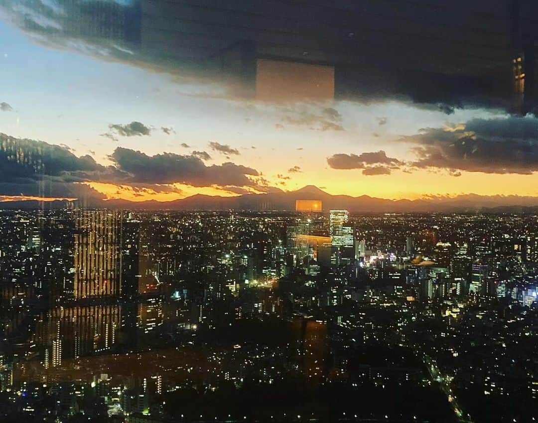 川村由紀さんのインスタグラム写真 - (川村由紀Instagram)「謹賀新年🙏今年の仕事始めは、ザ・リッツ・カールトン 東京にてレコード選曲&DJでした。  サウンドシシステムは #OTAIAUDIO さんが担当、アンプはSOLUTION NATURE OF SOUND、スピーカーは MARTENという素晴らしい音環境の中、新会社 #音と旅と株式会社 のキュレーションにてクリスマス以降の年末年始、毎晩テーマに沿って選曲という現場でした。  ちなみに私は #モータウン #シティポップ #坂本龍一 #映画サウンドトラック 枠の選盤を担当。  非常に有意義で、素敵な機会をいただけました🙏ありがとうございます。  2023年はライフステージがアップデートされた事もあり、新しい分野のお仕事にも挑戦してゆきたいと思っておりますので、何卒よろしくお願いします🙏  Happy New Year 🎍The Ritz-Carlton Tokyo, was the place to start the year with a record selection & DJ 🎵.  The sound system was by OTAIAUDIO, the amps were by SOLUTION NATURE OF SOUND, and the speakers were by MARTEN. I was there to select music every night based on the theme of the year-end and new-year holidays.  I was in charge of the #Motown #Citypops #RyuichiSakamoto #Moviesoundtracks. It was very meaningful and a wonderful opportunity! Thank you 🙏.  I'm looking forward to working in new fields in 2023, as I've updated my life stage. ✨  #空間選曲家 #カワムラユキ #DJ #yukikawamura #選曲家 #バレアリック #チルアウト #balearic #chillout #オタイレコード #otairecord #音旅社 @otototabito」1月4日 20時17分 - yukikawamura821