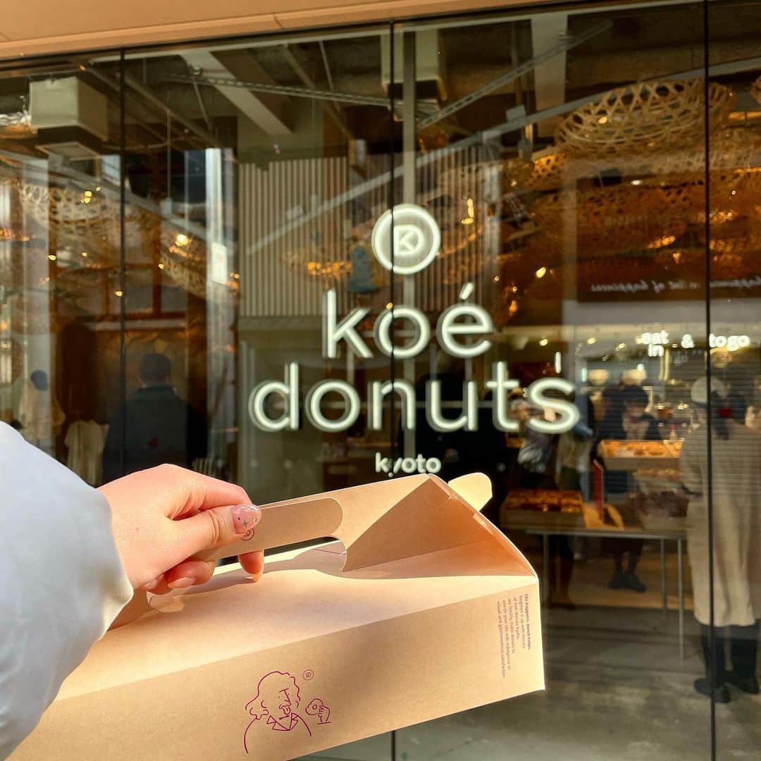 小林恵月のインスタグラム：「・ 📍koe donuts kyoto🍩 ・ ずっと気になっていたお店へ🫶 可愛いドーナツがきらっきらに輝いてた🤍美味しかった🤤」