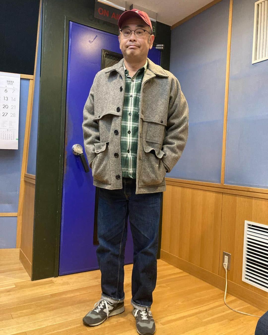 中島ヒロトさんのインスタグラム写真 - (中島ヒロトInstagram)「FILSON MACKINAW WOOL CRUISER JACKET（USA）  古いモノから。20代の時買ったから、少なくとも25年以上は経ってるか、と。 バッファローチェックがデフォルトだったけど「これ新色だよ」って言われて珍しいし買ったと思う。バッファローチェックで良かったな（笑）。円安が落ち着いて定価下がったりしたら買い足そうかな、と。重いし肩凝る、ってずっと思ってたけど、今日久々着たら調子良かったので、出番増やします。いい色（笑）。 もうちょい“ばえる”撮り方考えた方がいいかな？いいよね。  #filson」1月4日 20時55分 - djhirotonakajima