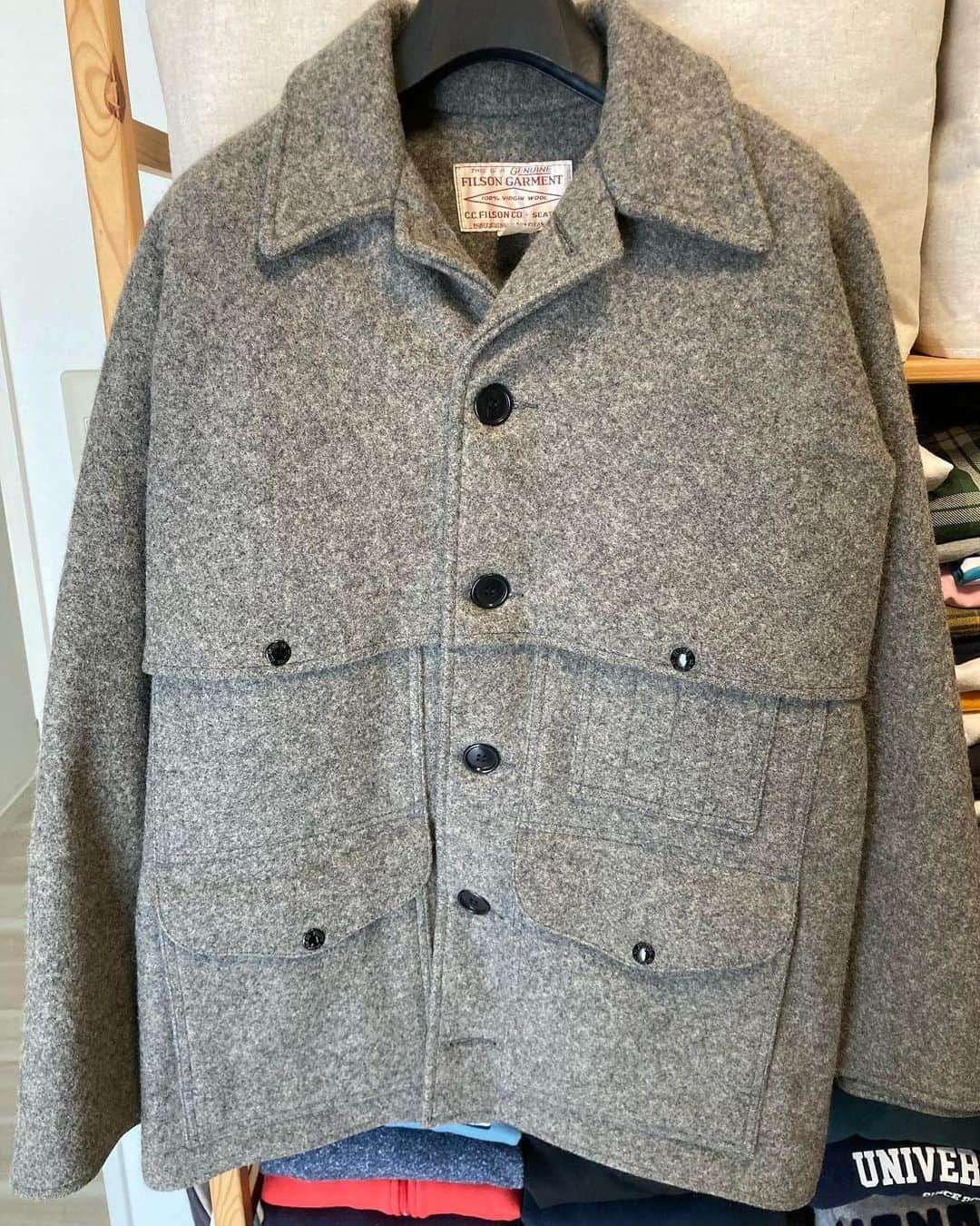 中島ヒロトのインスタグラム：「FILSON MACKINAW WOOL CRUISER JACKET（USA）  古いモノから。20代の時買ったから、少なくとも25年以上は経ってるか、と。 バッファローチェックがデフォルトだったけど「これ新色だよ」って言われて珍しいし買ったと思う。バッファローチェックで良かったな（笑）。円安が落ち着いて定価下がったりしたら買い足そうかな、と。重いし肩凝る、ってずっと思ってたけど、今日久々着たら調子良かったので、出番増やします。いい色（笑）。 もうちょい“ばえる”撮り方考えた方がいいかな？いいよね。  #filson」