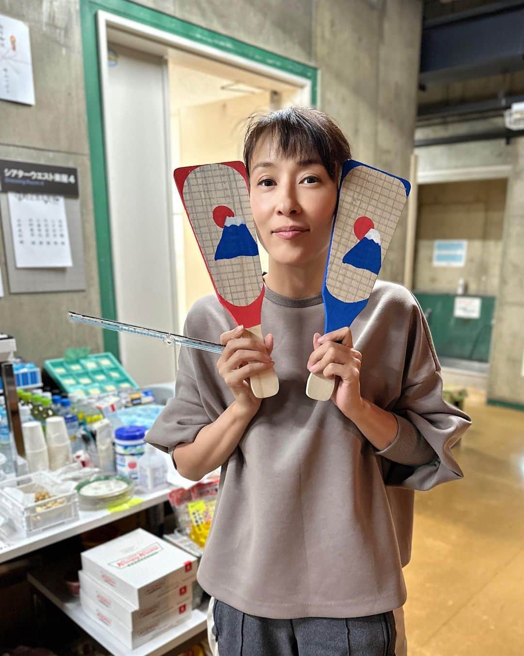 のインスタグラム：「⠀ プロペラ犬 ｜ 僕だけが正常な世界 ⠀ 💻アーカイブ配信 ⠀ 📢第二弾（12月23日収録分） 本日1月4日19:00〜配信スタートしました！ ⠀ こちら寄りが多めの映像となっております。 第一弾とはまた違った角度からお楽しみくださいませ☺️ ⠀ 配信チケットのご購入はこちら ハイライトの［配信］にリンクがございます。 http://confetti-web.com/bokudake2022_streaming ⠀ #プロペラ犬 #僕だけが正常な世界 #配信 #水野美紀 ⠀ 【by staff】」