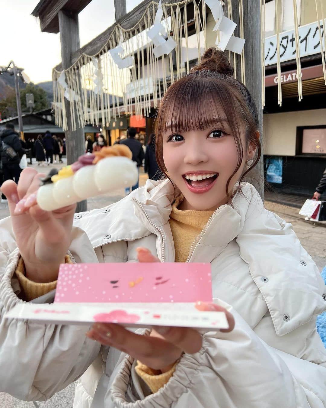 貞野遥香のインスタグラム：「☆ 「「食べ歩きデートしよ？🍡♡」」 ⁡ 京都の嵐山で食べた可愛すぎるお団子 美味しかった〜💕 ⁡ Photo by パパ😊 ⁡ ⁡ ⁡ ⁡ #京都 #京都グルメ #京都カフェ #京都観光 #嵐山 #食べ歩き #お団子 #団子 #華美だんご #和菓子 #スイーツ #和スイーツ #渡月橋 #貞野遥香 #アイドル #idol #nmb48」