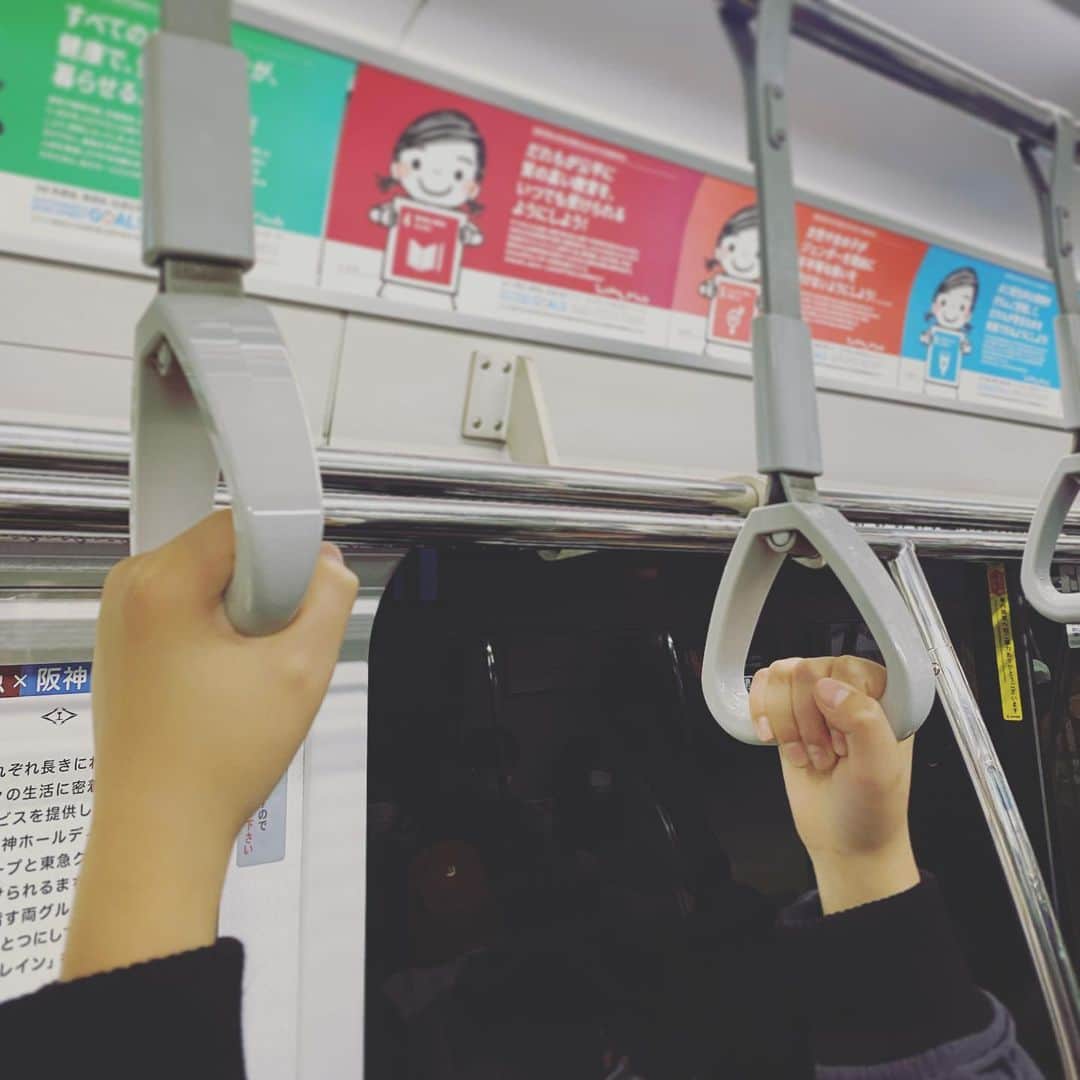 板谷由夏 のインスタグラム：「お正月、少し在宅に疲れたのと飽きたのとで 次男とデート。 あらまー、いつのまにか吊り革に届くよ。 2人組で行動すると発見がある。 ペアを変えながら動くのはとても好き。 新鮮さに溢れてる。 良き冬休み。ありがとう。」
