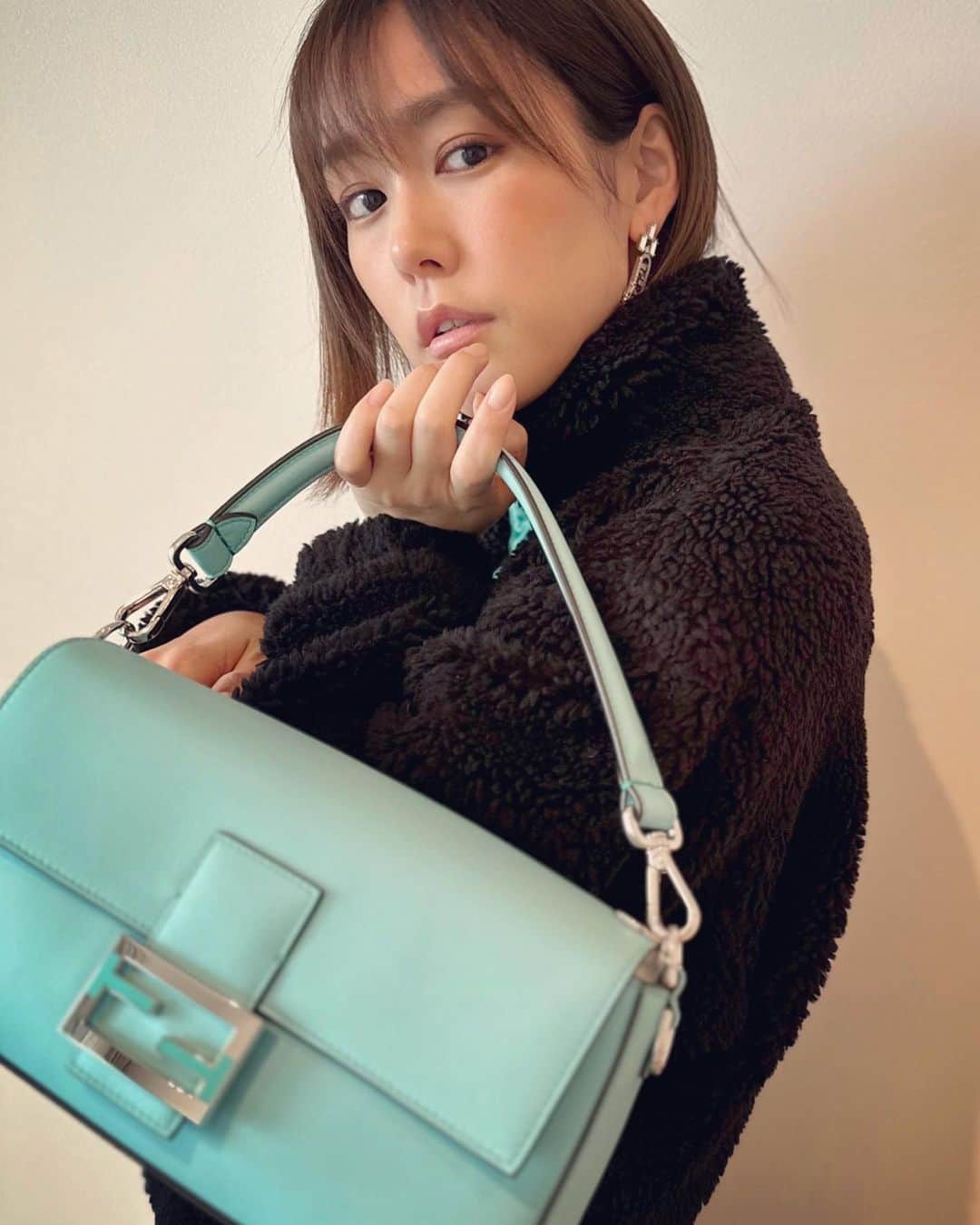 のインスタグラム：「FENDIのバゲット×Tiffanyの特別なコレクション💚💙💚💙💚 #TiffanyXFendi」