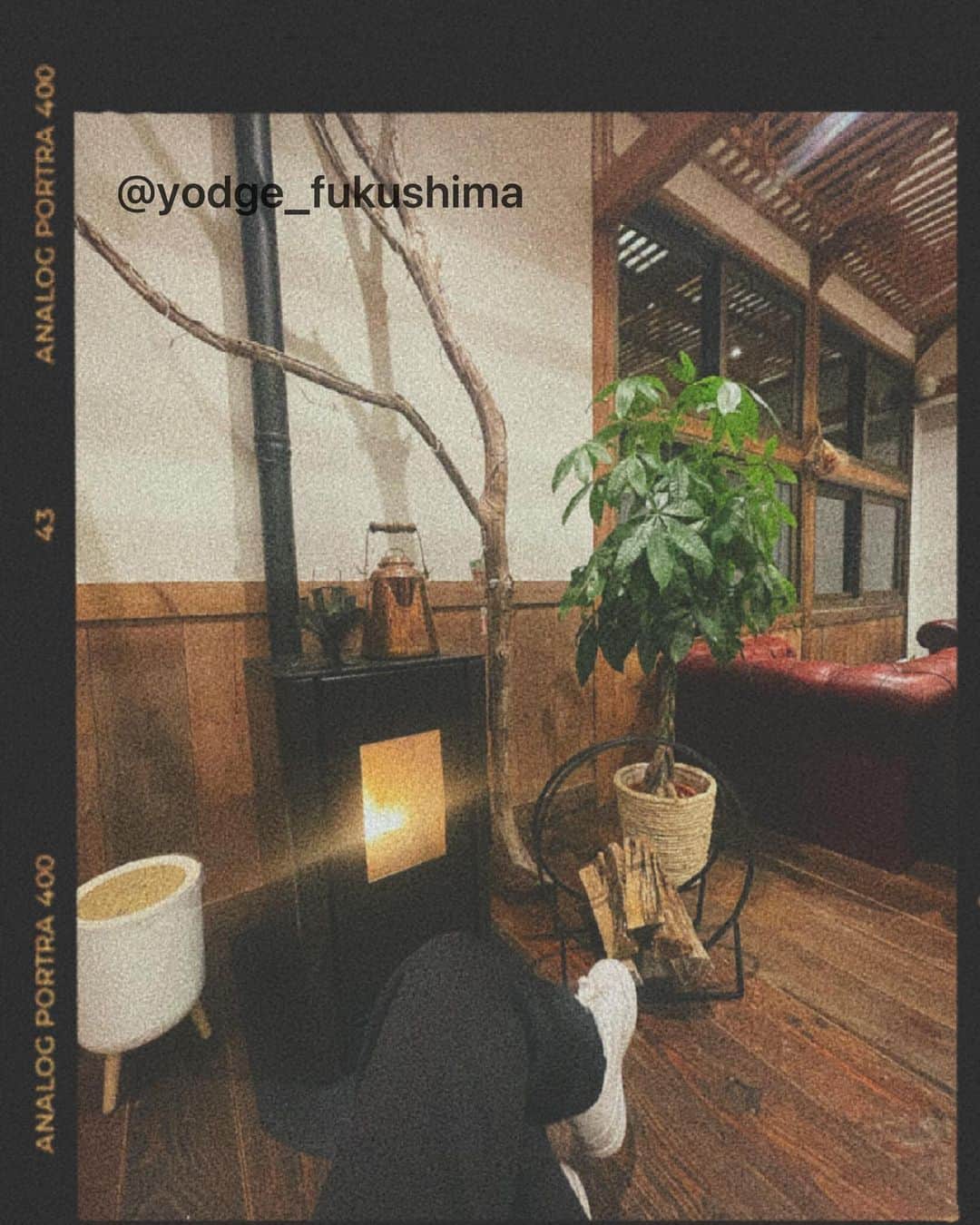 MIWAのインスタグラム：「🪵🐿️💭 ㅤㅤㅤㅤㅤㅤㅤㅤㅤㅤㅤㅤㅤ ㅤㅤㅤㅤㅤㅤㅤㅤㅤㅤㅤㅤㅤ @yodge_fukushima での お気に入りスポット🥜🤎 暖炉前で室内音楽聴きながして 目を閉じる瞬間が最高なのᯅ̈💕 ㅤㅤㅤㅤㅤㅤㅤㅤㅤㅤㅤㅤㅤㅤㅤㅤㅤㅤㅤㅤㅤㅤㅤㅤㅤㅤ 3枚目のは感動し過ぎてもらったw 天の川🌌のすっごい綺麗過ぎる。 後動画もすごいいいからみてみて🥹笑  #ヨッジ#福島県#キャンプ場 #サウナ#サウナイキタイ#🧖🏽‍♀️」