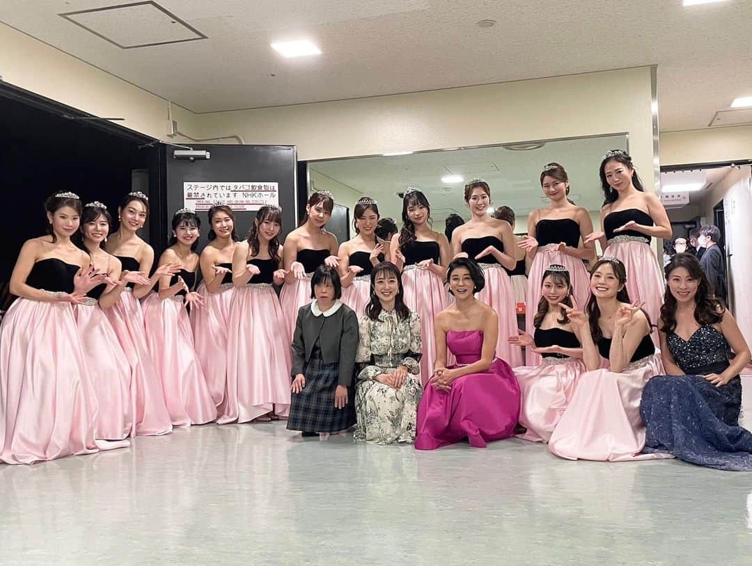川田裕美のインスタグラム：「NHKホールにて🎵🎻 高嶋ちさ子さん、未知子さん、12人のヴァイオリニストの皆さん、貴重な経験をありがとうございました！✨😊  こっそり、舞台裏でフラフープの練習していました😆」
