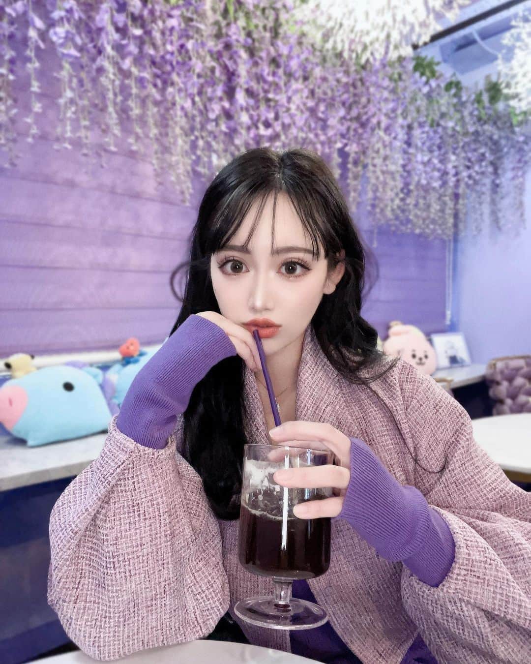 ちあきんぐのインスタグラム：「あけましておめでとうございます🎍 本年もよろしくお願い申し上げます💜 皆様がまた一年幸せな年となることをお祈りしております👏🏻  💜💜 カラコンが違うと顔が変わるね👀💜 ニットワンピ👗　@belinda_official_world  #黒髪 #姫君も記念に #持ち方癖強い #韓国カフェ」