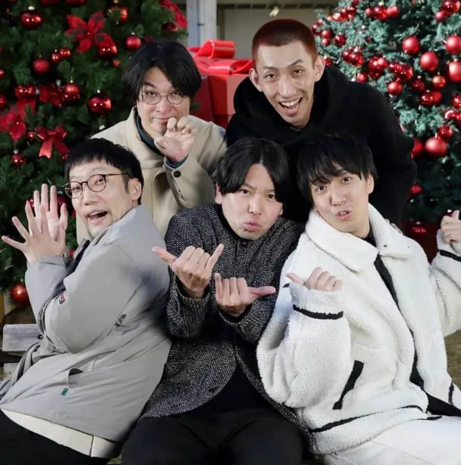 のインスタグラム：「メリークリスマス！  あけましておめでとうございます！  今年もよろしくお願いします！  #コント犬 #そいつどいつ」