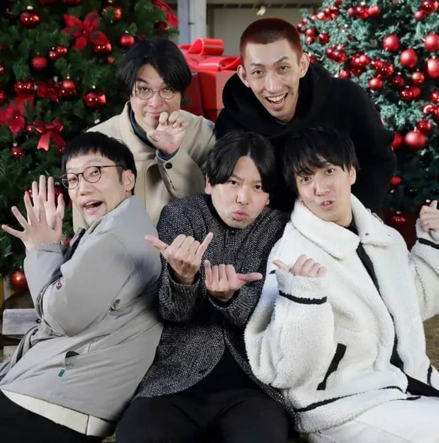 松本竹馬のインスタグラム：「メリークリスマス！  あけましておめでとうございます！  今年もよろしくお願いします！  #コント犬 #そいつどいつ」