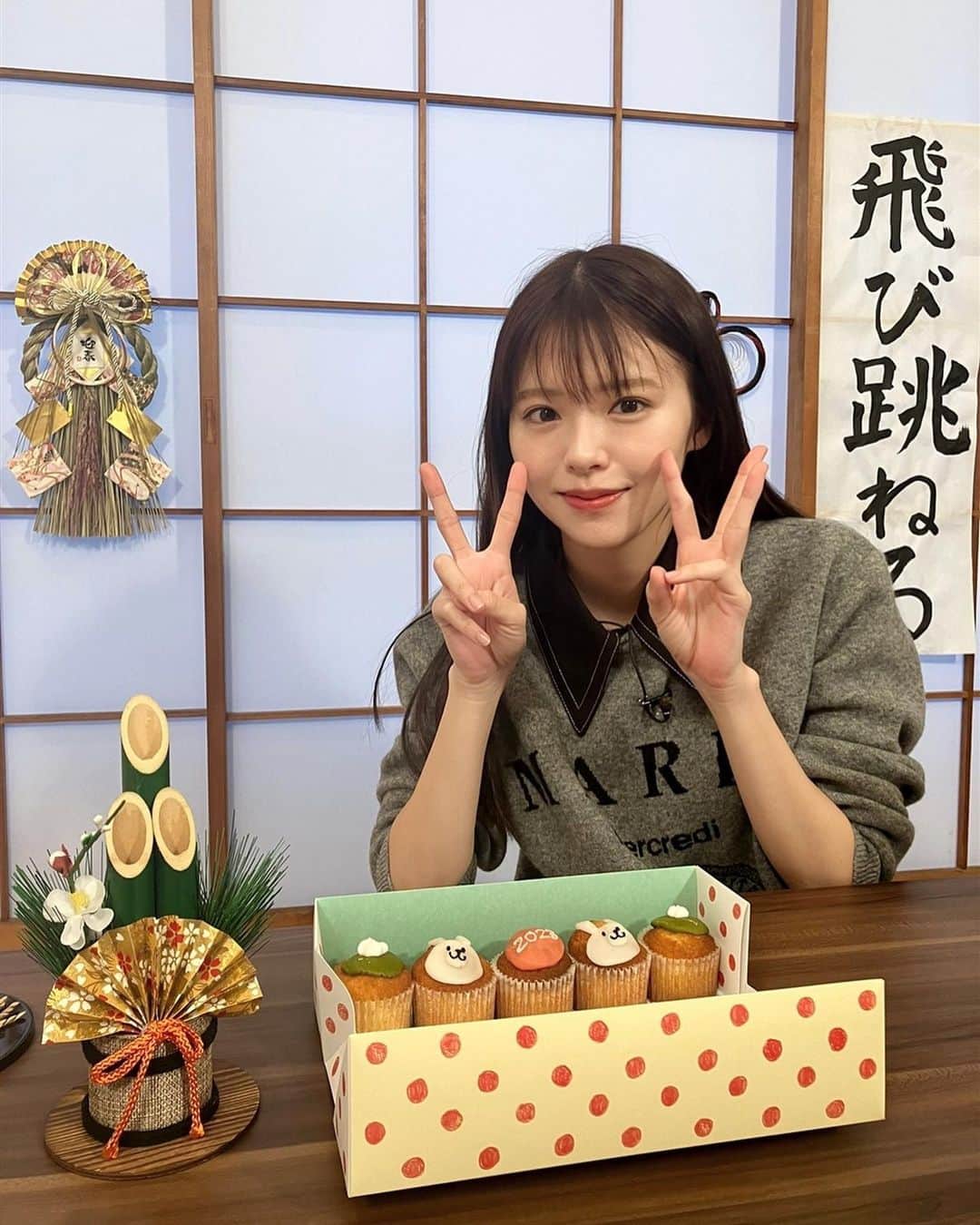 鈴木ゆうかのインスタグラム：「.  あしたは 新年1発目ZIP! キテルネ担当です あさ６時45分頃から 今年の干支うさぎのスイーツについて🐰🍨  書き初めにも挑戦しました 2023年も ZIP!キテルネ よろしくお願い致します！  #キテルネ」