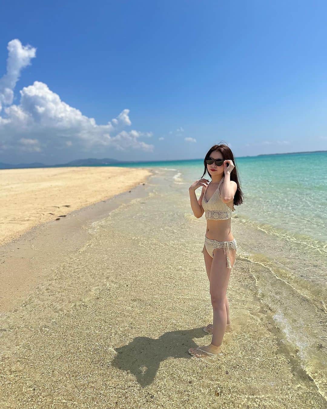 飯坂采子さんのインスタグラム写真 - (飯坂采子Instagram)「Happy New Year 2023 🐇♥️⠀ ⠀ 年末年始は、お休みがほとんどなくて元旦は寝正月な一日を過ごしてました😂すぐお仕事もスタートしてバタバタと気がついたら2023年も4日目に突入で、、、遅くなっちゃったけれど今年もよろしくお願いします🤍⠀ ⠀ 新年初投稿は、沖縄旅行最後の投稿で海に感動した2日目の思い出を載せちゃいます🐚♡2日目は、朝のお散歩をしたあと幻の島と呼ばれてる三日月型の浜島へ🏝潮の満ち引きによって限られた時間だけ姿を見せるから幻の島と呼ばれているみたい。360度見渡す限り真っ白な砂浜とエメラルドブルーから遠くの方は深いブルーのグラデーションになる海が本当に綺麗すぎて、まるで夢心地で天国にきているようでした🍃 ⠀ ずっと海外リゾートにしか興味がなかったけれど、沖縄の海も日本じゃないみたいで本当に綺麗でびっくりで🫢♥️国内でこんなにクリアに透けてるエメラルドグリーンの海が見れるなんて思ってもみなかったから素敵な旅になりました♡！⠀ ⠀ #okinawa#ishigakijima#hamajima#1004#gucci#seadress#malvados#沖縄#石垣島#浜島#幻の島#グッチ#シードレス#マルバドス#あや_日記」1月4日 21時47分 - ayamini316