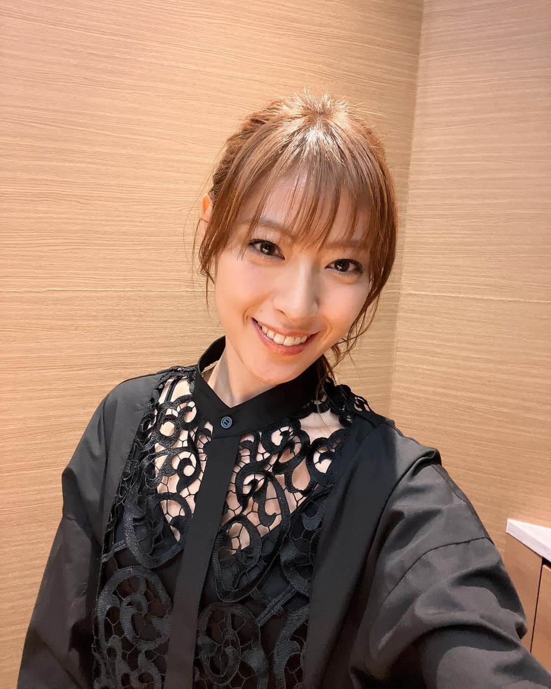 瀧本美織のインスタグラム：「🖤🤎 スカートが丸くて惑星みたい🪐   @amerivintage」