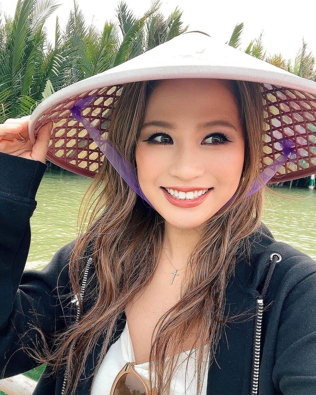 彩希エリナのインスタグラム：「私がラジオで「三度、笹被って」と言い間違えてから、三度笠に何かと縁がありがち👒  大晦日、いつもより多めに回されてきました🌀www  #vietnam #việtnam #vietnamtravel #traveler #travelphotography #trip #hat #danang #hoian #bascketboat #ベトナム #ダナン #三度笠 #ホイアン #バスケットボート #ココナッツボート #川 #旅 #旅行 #海外旅行 #海外旅行大好き #旅行好き #いつもより多めに回されております」