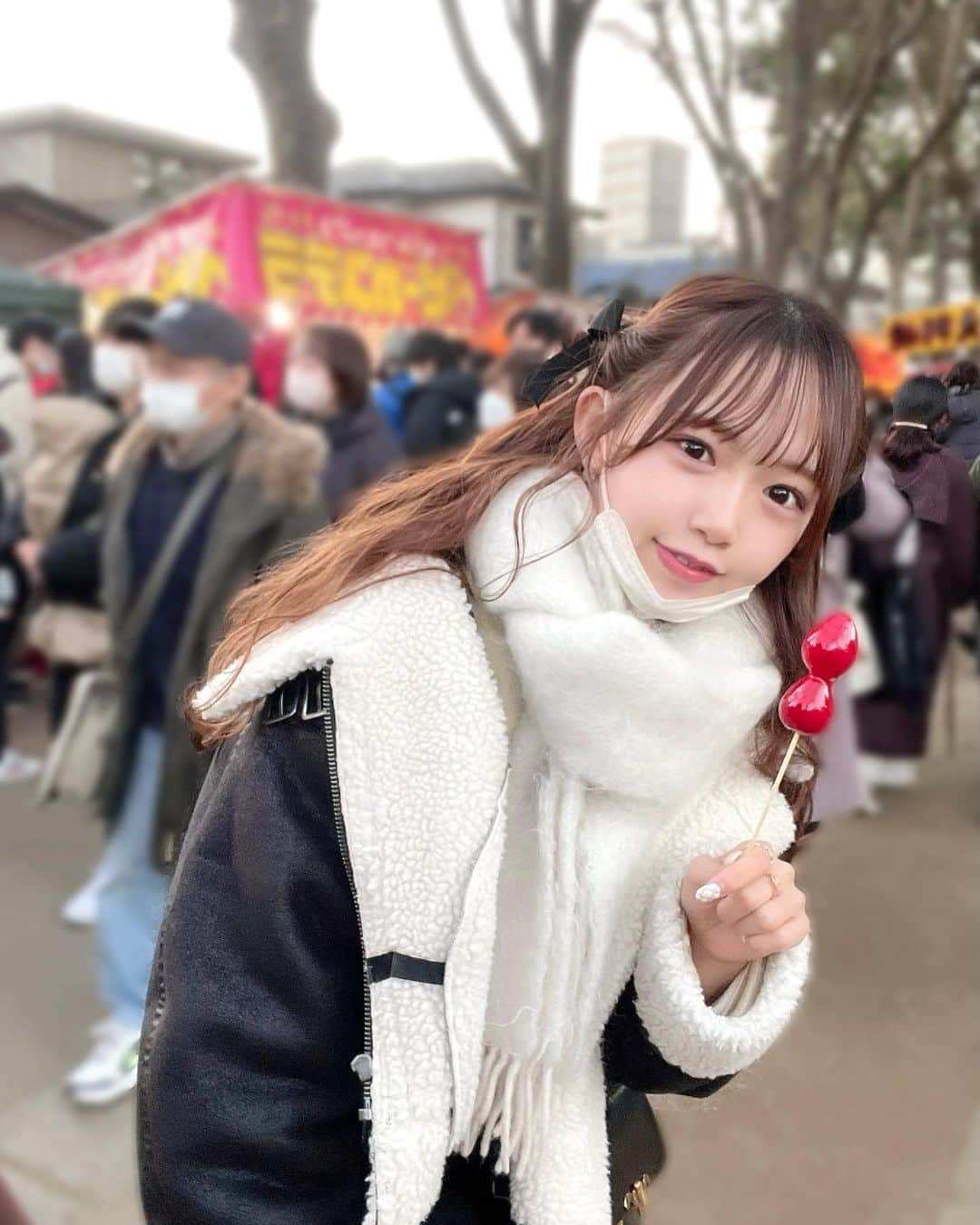 畑美紗起のインスタグラム：「屋台のいちご飴おいしかったの、🍓♥︎  おみくじなに引いたー？💭 わたしは向吉というのを引いたよ⛩  #2023 #新年 #あけましておめでとうございます #初詣 #お正月 #畑美紗起 #cosplay #dailylook #me #japanesegirl #japanese #instagood #happynewyear」