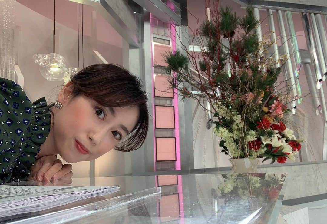 倉野麻里のインスタグラム：「新年最初の放送でした✨ 皆様今年も宜しくお願い致します。  今日はスタジオにも会社の入口にも素敵な花が💐  ウキウキしますね🐰  #日経ニュースプラス9」