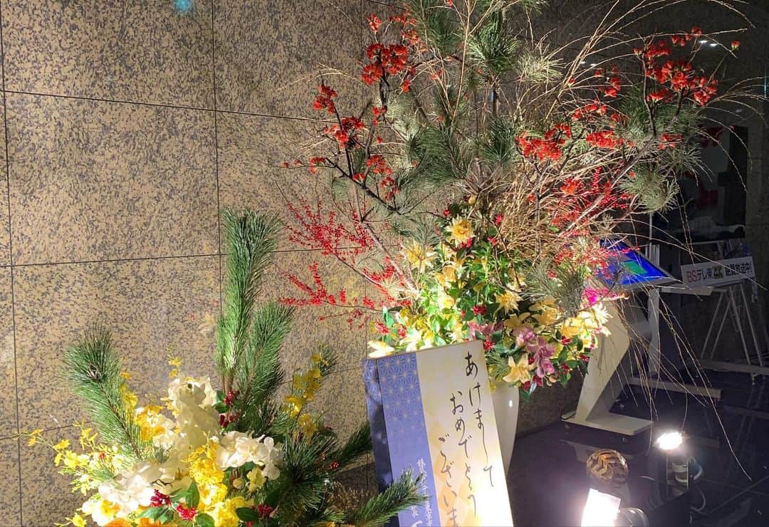 倉野麻里さんのインスタグラム写真 - (倉野麻里Instagram)「新年最初の放送でした✨ 皆様今年も宜しくお願い致します。  今日はスタジオにも会社の入口にも素敵な花が💐  ウキウキしますね🐰  #日経ニュースプラス9」1月4日 22時26分 - marikurano