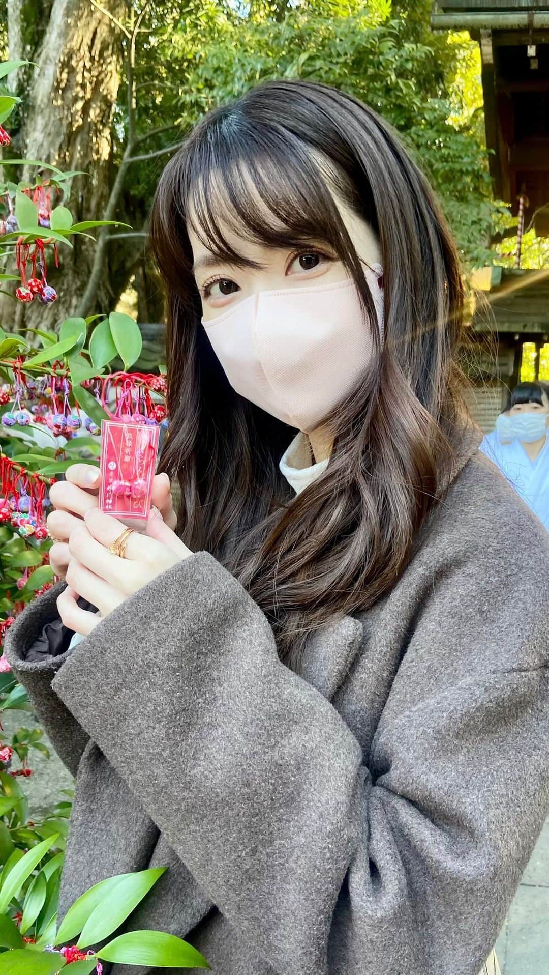 中川杏奈のインスタグラム：「久しぶりのリール🥰 おみくじは吉でした✨ 何事も前向きにコツコツ努力すれば上手くいくようなのでがんばりたいと思います💓 皆さま本年もよろしくお願い致します🌅  #happynewyear #hello2023 #初詣#初詣⛩ #氷川神社 #氷川神社縁結び風鈴 #赤坂 #赤坂氷川神社 #おみくじ#おみくじは吉 #年女 #卯年 #🐰 #縁結び神社 #縁結び風鈴 #shrine #shrinegram  今年本厄らしいら😰🐰」