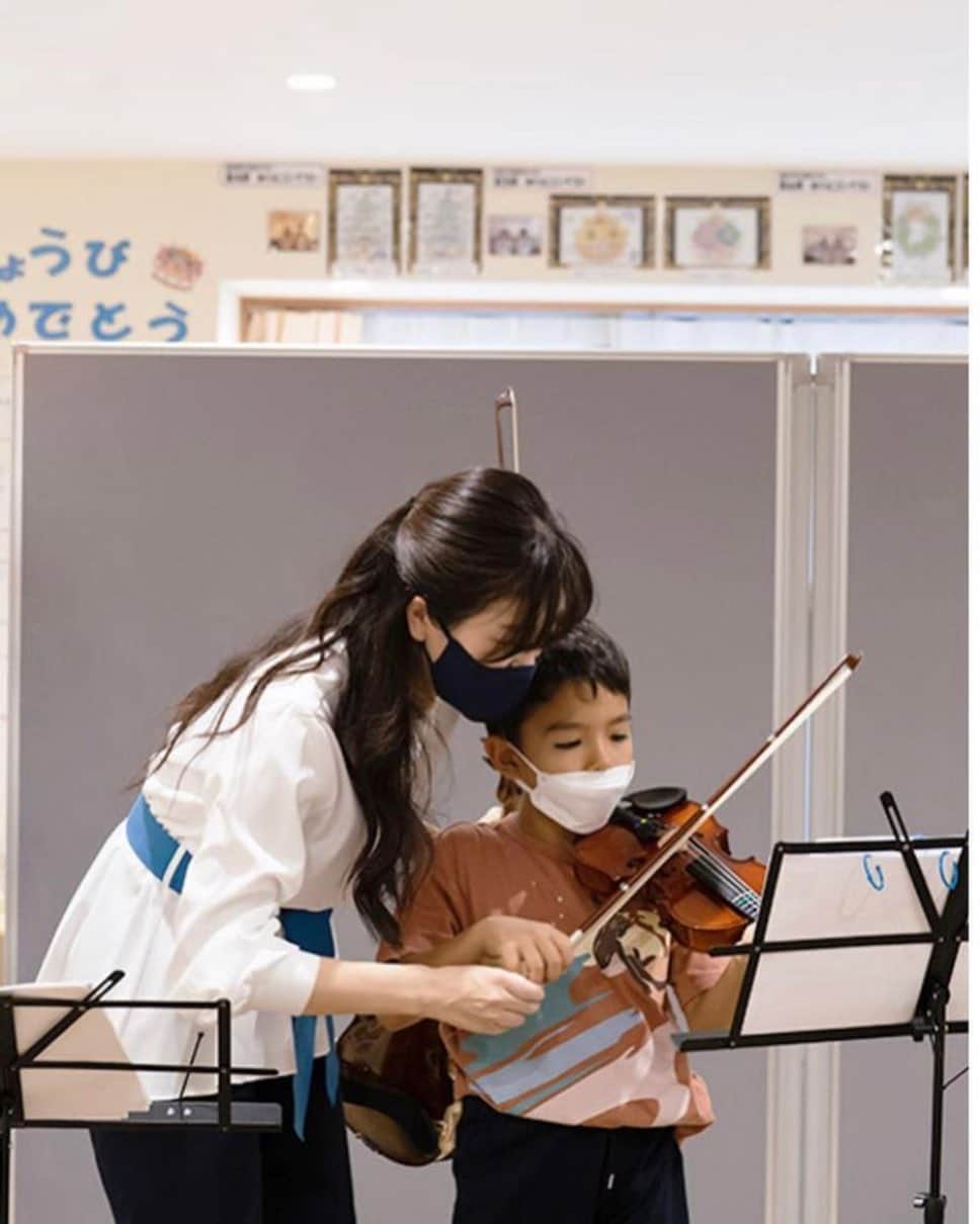 高嶋ちさ子さんのインスタグラム写真 - (高嶋ちさ子Instagram)「「一周回って知らない話」をご覧頂きありがとうございました  みっちゃんのドヤ顔が凄すぎて… テレビ越しに殴りかかりそうになりました。  最後の最後にヴァイオリン教室「MUSICO 」の事にも触れて頂きましたが、小学校の学童保育の場所と時間に、ヴァイオリンの先生が赴き、楽器もレンタルと言う、親に優しい、気軽に始められるヴァイオリン教室です  日本人がほぼ全員(？)リコーダーに触れたことがあるぐらいの勢いで、ヴァイオリンに触れて欲しいです！  今は東京だけですが、今年から徐々に全国に繰り出します。  そして！！！将来的には子供たちだけでなく、大人世代にも拡大したいです！！  良純さんや克典さんが、あんなに楽器にハマってるのを見て、楽器はいつからでも始められると思いました！  改めて、今年もよろしくお願い致します」1月4日 22時24分 - chisakotakashima