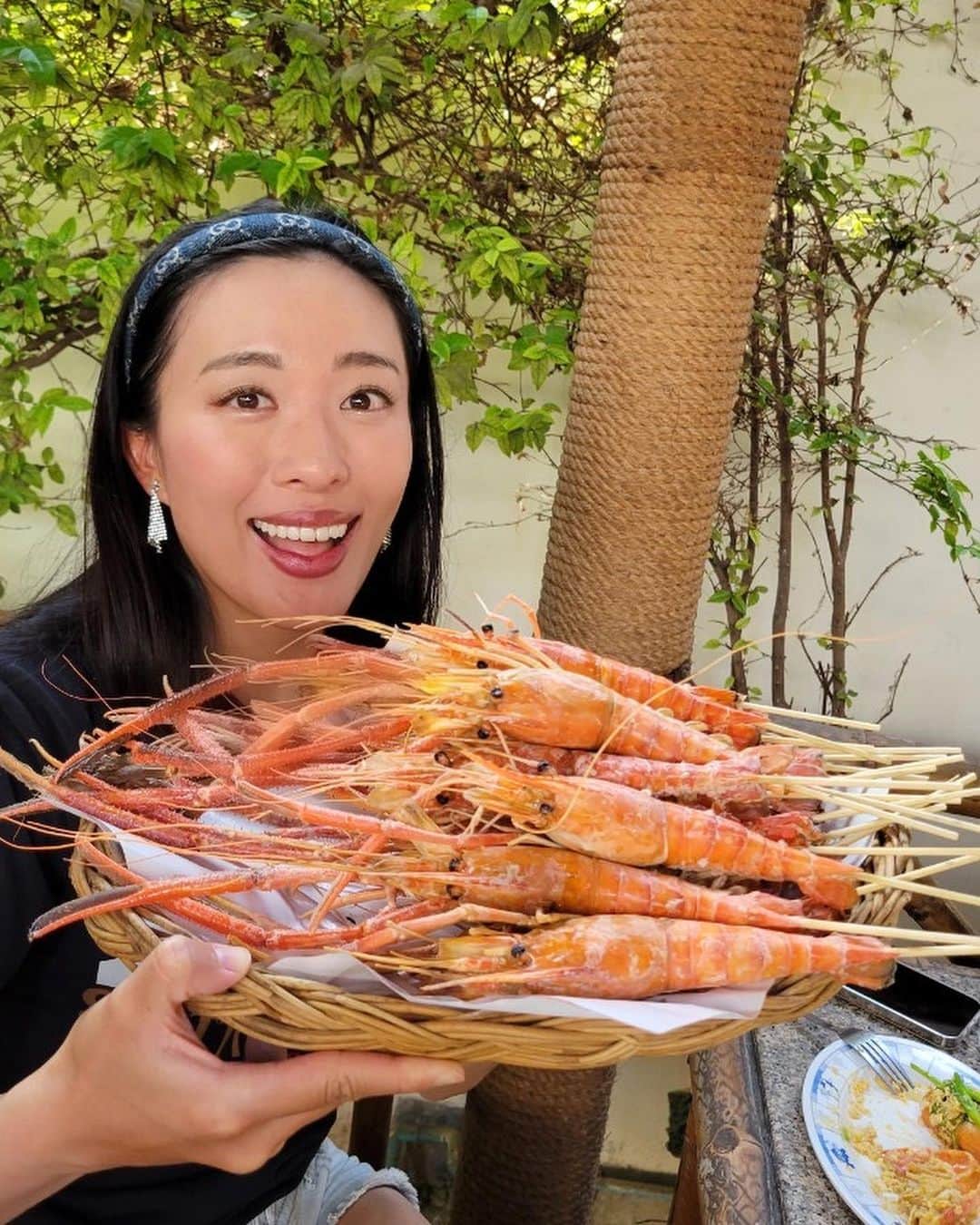 のインスタグラム：「タイではエビ釣りも楽しみました🦐💕 エビ釣りはもう2回目でリピーターさんです🥰とっても楽しくてお気に入りですよ😍釣ったエビさん🎣 タイはゴルフも釣りも面白くてやみつきになります🥰🌸  #エビ釣り #タイ #thailand」