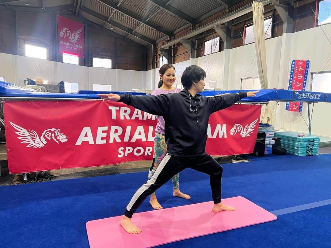 棟朝銀河のインスタグラム：「戦士のポーズ⚔️ 今年のスタートは練習場( @aerial_dream_sportsclub )で毎週開催されてるヨガのレッスンから🧘‍♂️  誰でもチャレンジできる手軽さの中に極める難しさが共存していて奥深い。  ゴリゴリの初心者だけど、ゆみ先生( @yumiyoga_shanti )の丁寧なアドバイスのおかげで、ヨガやる度に少しずつ眠れる可動域の広がりを感じる笑  #ヨガ #エアリアルドリームスポーツクラブ #トランポリン #trampoline #オリンピアン #セイコー #seiko #champion #championjp #BeYourOwnChampion #西東京市pr親善大使 #慶應義塾 #keio」