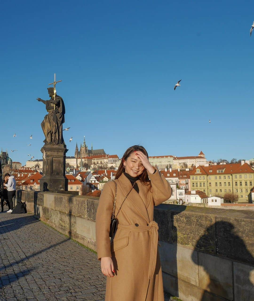 田本詩織のインスタグラム：「死ぬまでにもう一度行きたい街プラハ🇨🇿 一人旅中だったからほぼ自分と景色の写真撮ってもらってないのに、貴重な一枚が見事に髪ボサボサで目つぶってた🥲 記念だから載せるけど」