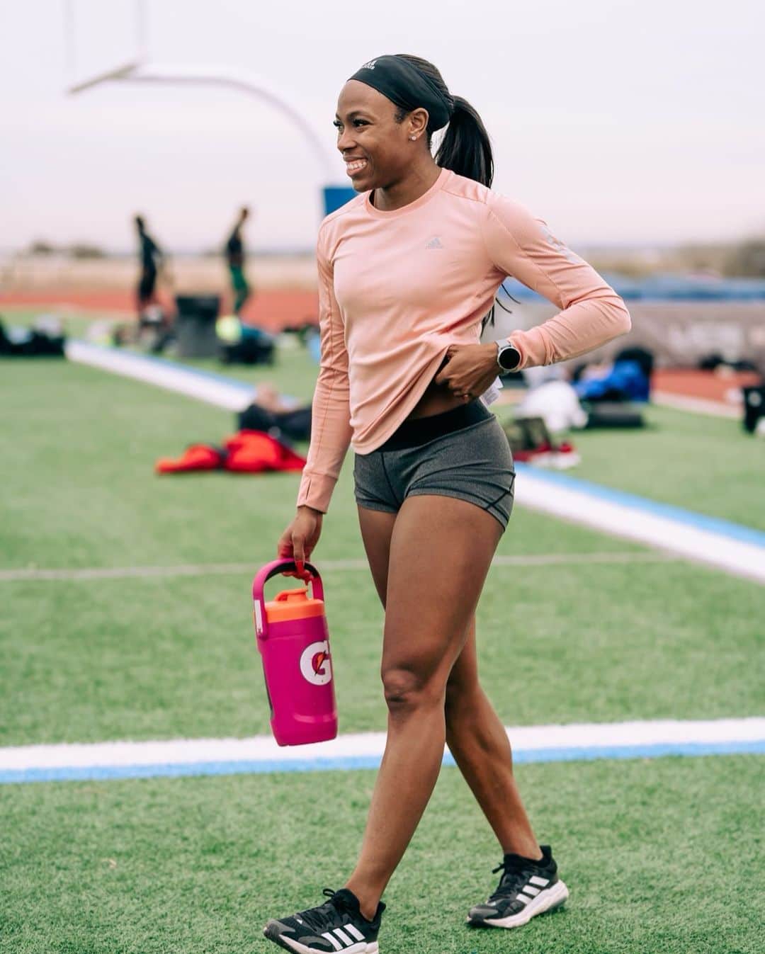 アシュリー・ヘンダーソンのインスタグラム：「No one can do you better than you.🏃🏾‍♀️ #fitness #fitnessmotivation #fit #fitwomen #workout #workoutmotivation #athlete #sports #track #trackandfield #adidas #adidasrunning」