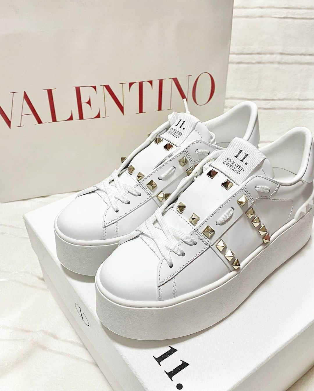 愛海のインスタグラム：「. . 厚底可愛い♡♡ . . #valentino #valentinoshoes #ヴァレンティノ #スニーカー #新作 #白スニーカー #ヴァレンティノシューズ」