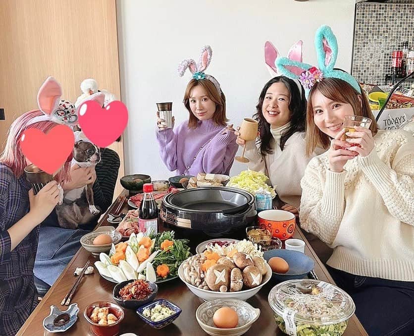 辰巳ゆいのインスタグラム：「今日は、みぃなな家で新年会♡ すき焼きだーい🍲 こじさんがうさぎ🐰のカチューシャ持ってきてくれたよー♪ 卯年って感じでかわいい🐰💕  まったり楽しかった✨✨  最後にみぃななと梅子のかわいい写真を😍 幸せになる写真ですねぇ💛  もうすぐ、ベビたんが産まれると思うと今からドキドキワクワク♡ 元気なベビたん産んでねーー♪  母子ともに健康でありますように♡ ベビたんに会えるの楽しみにしてる♡♡」