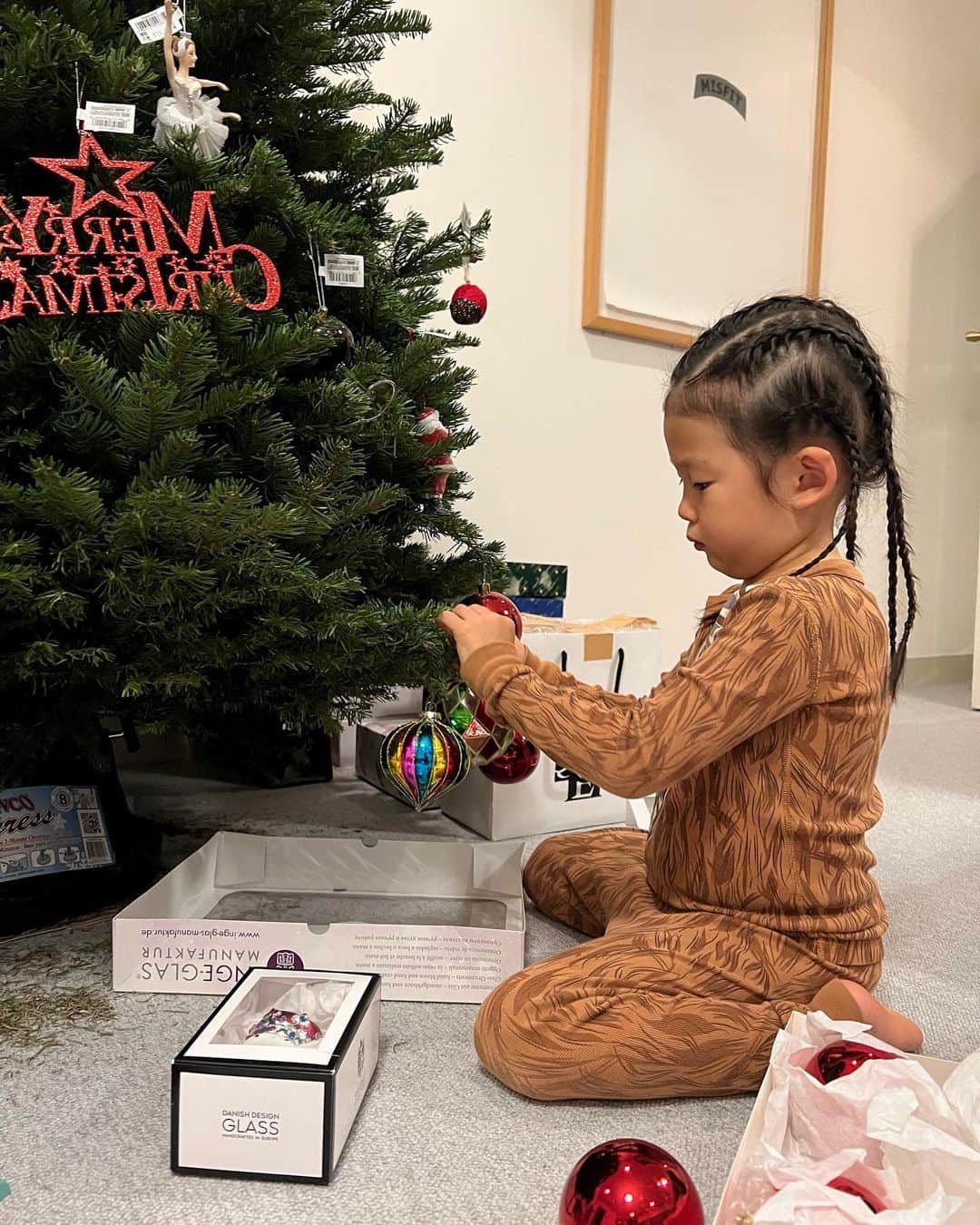 Yukari Imaiさんのインスタグラム写真 - (Yukari ImaiInstagram)「クリスマスツリーの記録2022🎄  2022年のクリスマスツリーは、5ft〜6ft(150cm〜180cm)の形の良いツリーを桂一さんが朝6:00から並んで買ってくれました！  もみの木を買いはじめて6年だけど、いままでで1番！サイズがちょうど良かった☺️ 来年も同じサイズにしたいっ！  今年は、そうちゃんが1歳半ということもあり、ツリーに体当たりしたり、オーナメントをかじって割ってしまったり…とにかく大変でした😂 それも良い思い出🥺  そうちゃんが危なくないように、 もみの木の下半分には極力つけないようにして 投げても口に入れても割れないプラスチックオーナメントのみ使いました❣️  ユイトとソウトが、毎年クリスマスにはフレッシュなもみの木の香りを思い出して実家をなつかしく思ってくれるといいな☺️  #yuitonitta  #sotonitta」1月4日 23時26分 - yukari_magnese