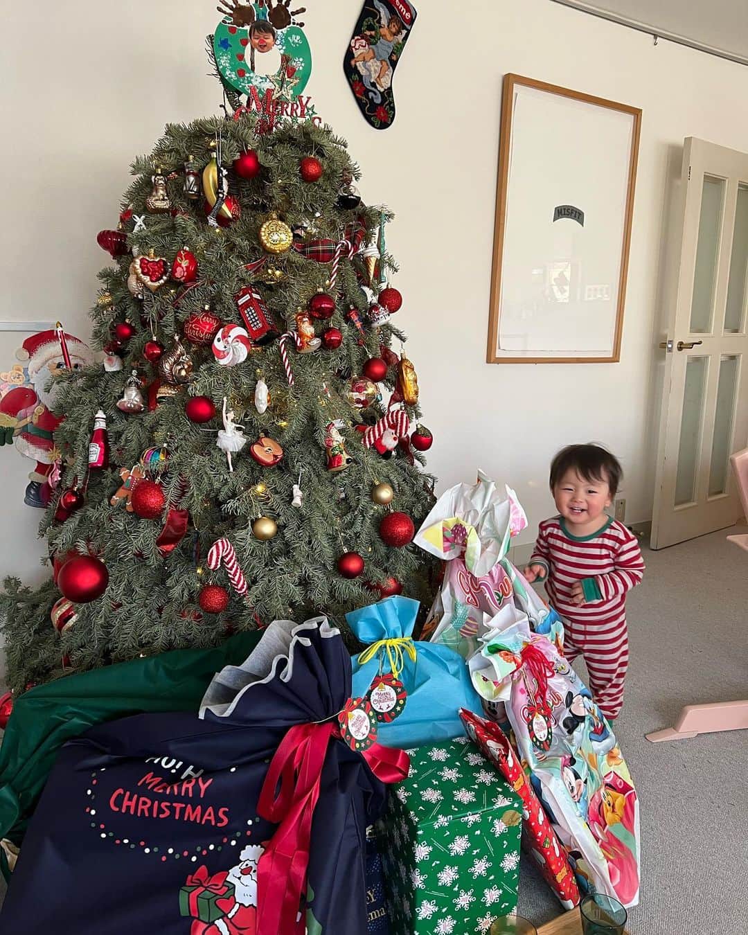 Yukari Imaiさんのインスタグラム写真 - (Yukari ImaiInstagram)「クリスマスツリーの記録2022🎄  2022年のクリスマスツリーは、5ft〜6ft(150cm〜180cm)の形の良いツリーを桂一さんが朝6:00から並んで買ってくれました！  もみの木を買いはじめて6年だけど、いままでで1番！サイズがちょうど良かった☺️ 来年も同じサイズにしたいっ！  今年は、そうちゃんが1歳半ということもあり、ツリーに体当たりしたり、オーナメントをかじって割ってしまったり…とにかく大変でした😂 それも良い思い出🥺  そうちゃんが危なくないように、 もみの木の下半分には極力つけないようにして 投げても口に入れても割れないプラスチックオーナメントのみ使いました❣️  ユイトとソウトが、毎年クリスマスにはフレッシュなもみの木の香りを思い出して実家をなつかしく思ってくれるといいな☺️  #yuitonitta  #sotonitta」1月4日 23時26分 - yukari_magnese