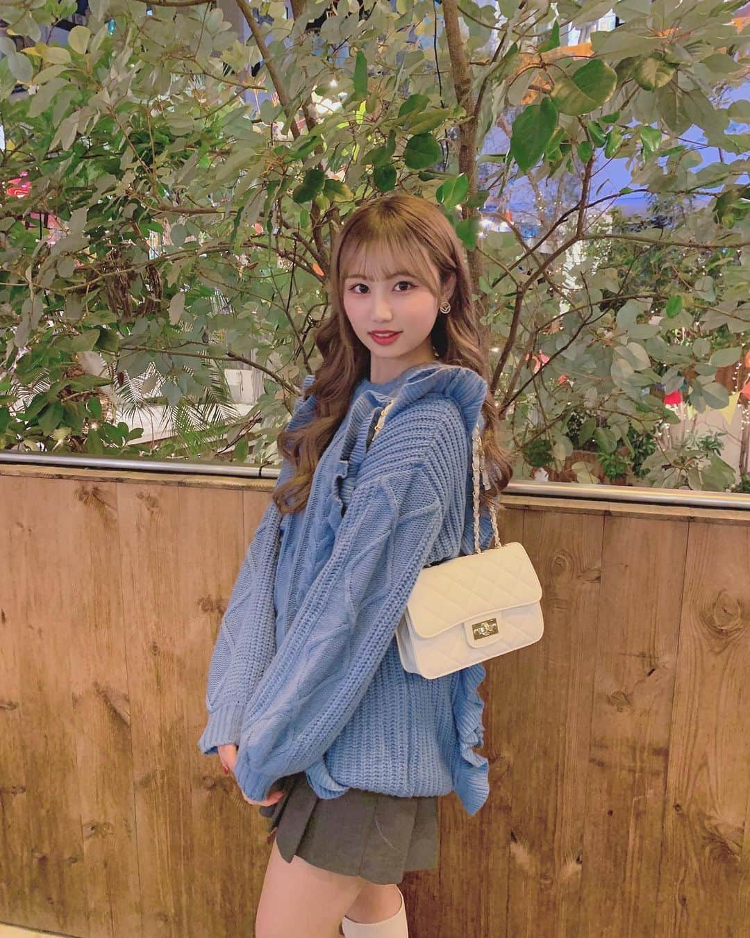宮丸くるみのインスタグラム：「今日撮った！💙  ・ ・ ・  #02 #コーデ #今日のコーデ #jouetie #ロングヘア #ミルクティーベージュ #ぱっつん前髪 #巻き髪 #ニットコーデ #ニットワンピース #ニット」