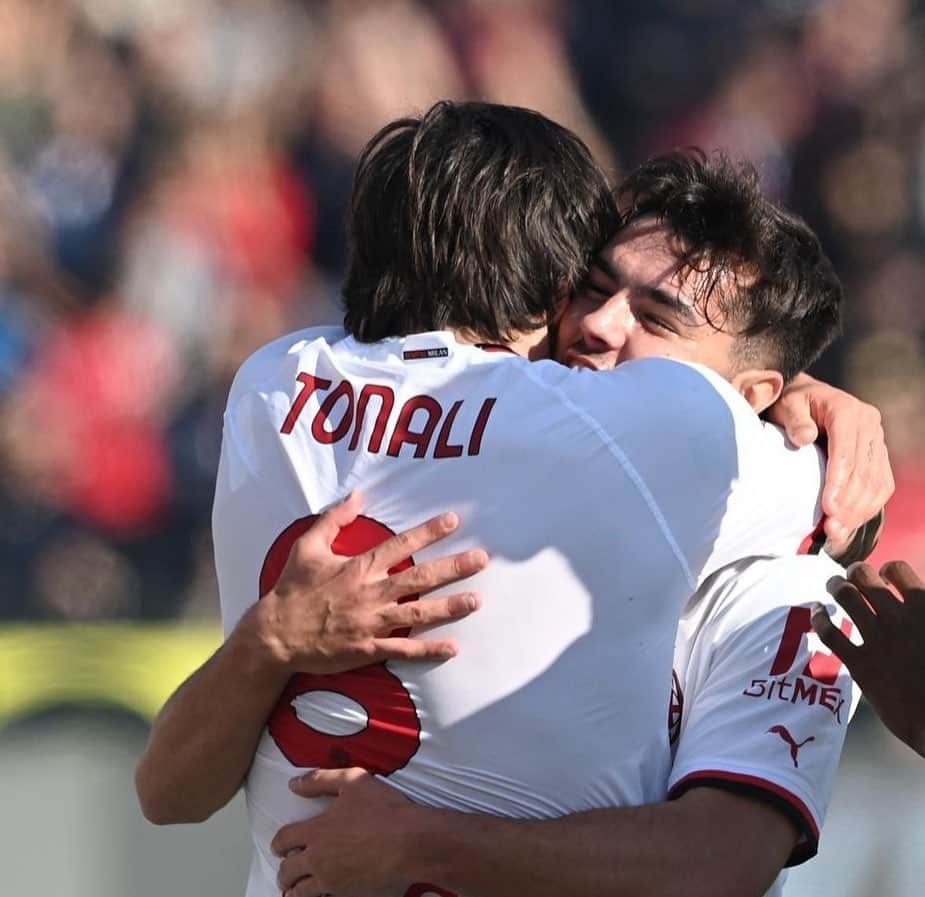 のインスタグラム：「👋 𝗖𝗜𝗔𝗢 2️⃣0️⃣2️⃣3️⃣‼️ ➕🤝@sandrotonali  ✌🏼Just the beginning @acmilan  #SempreMilan ❤️🖤」