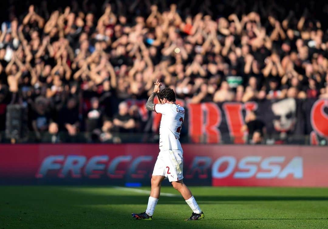 ダヴィデ・カラブリアのインスタグラム：「Sono felice di essere tornato in campo, mi mancavano queste sensazioni, mi siete mancati voi tifosi e mi sei mancato tu @acmilan 🔴⚫️  Ricominciamo con una bella vittoria, avanti 📈📌💪🏼 #SalernitanaMilan #SempreMilan」