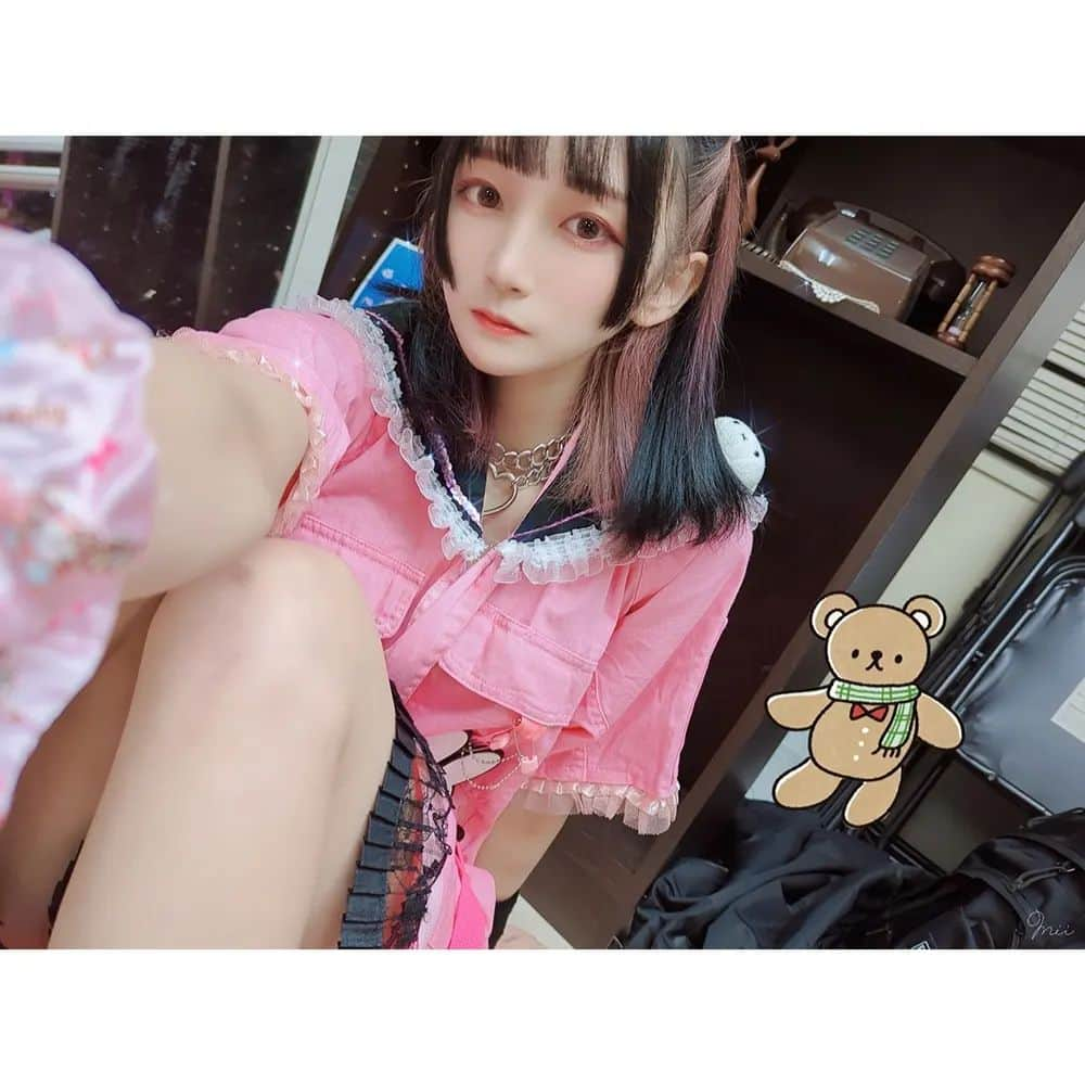 片瀬美月のインスタグラム：「🎂🎊🎉⁡ ⁡*⁡ ⁡*⁡ ⁡*⁡ ⁡昨日はお誕生日当日新高円寺にライブに来てくれた子ありがとうございました⁡ 26歳になった記念に触覚と姫毛の間みたいな毛を作ってもらいました⁡ 一年またがんばります⁡ ⁡*⁡ ⁡*⁡ ⁡*⁡ ⁡🎂🎊🎉⁡ ⁡#誕生日 ⁡ ⁡#birthday ⁡ ⁡#お誕生日 ⁡ ⁡#お誕生日おめでとう」