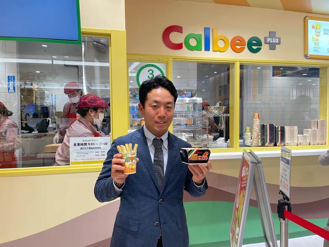 稲森佑貴さんのインスタグラム写真 - (稲森佑貴Instagram)「.  カルビー株式会社様のところへ年末のご挨拶に伺いました！  今年も1年間手厚いサポートをありがとうございます😊  来年もより一層飛躍の年にできるように頑張りたいと思います！  2枚目は東京駅地下の東京お菓子ランドにあるCalbee+様にお邪魔しました。  ここでしか食べられない揚げたてのポテトが食べられるので都内に住んでる方、来られた方は是非足を運んでみてください🚶‍♀️  めちゃくちゃ美味しいです👍  #Calbee #calbeeplus  #ゴルフ #男子ゴルフ  #東京駅グルメ」12月21日 14時58分 - inamori_yuki