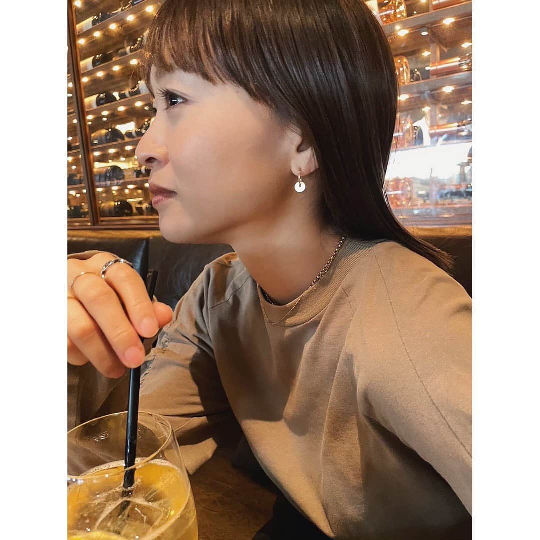 野尻美穂のインスタグラム：「クレ・ド・ポー ボーテのスキンケア、 3ヶ月使ってきた感想！ 私、リピートします🤝✨ ってすでにもうセラムと化粧水はリピート済みなんですが、 とにかく肌表面が綺麗になってツヤが出た🥹 気になる頬周りの毛穴も小さくなって来た気がするし、 メイクするとすごくそれがわかる様になったかな。 最近乾燥もひどくて特に目尻のシワが気になってるんだけど、 そこも徐々に軽減されてきてるかも、、。 とにかくしっかり効果感じられてるって素晴らしい体験が出来ました❣️ 3ヶ月あっという間すぎて全然まだ使いたい、という事で今後もしばらくはこちらを愛用していきます☺️   #クレドポーボーテ #PR @cledepeaubeaute」