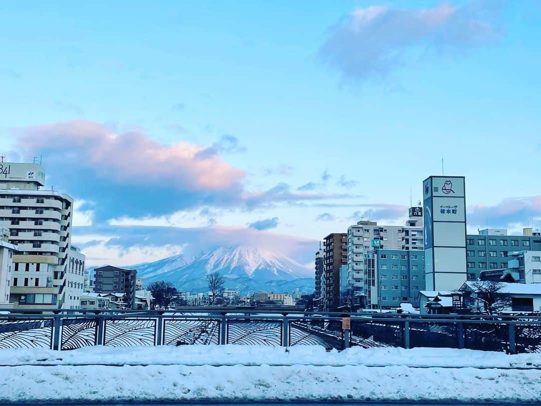 木村卓寛のインスタグラム：「今朝の盛岡と北上川と岩手山」