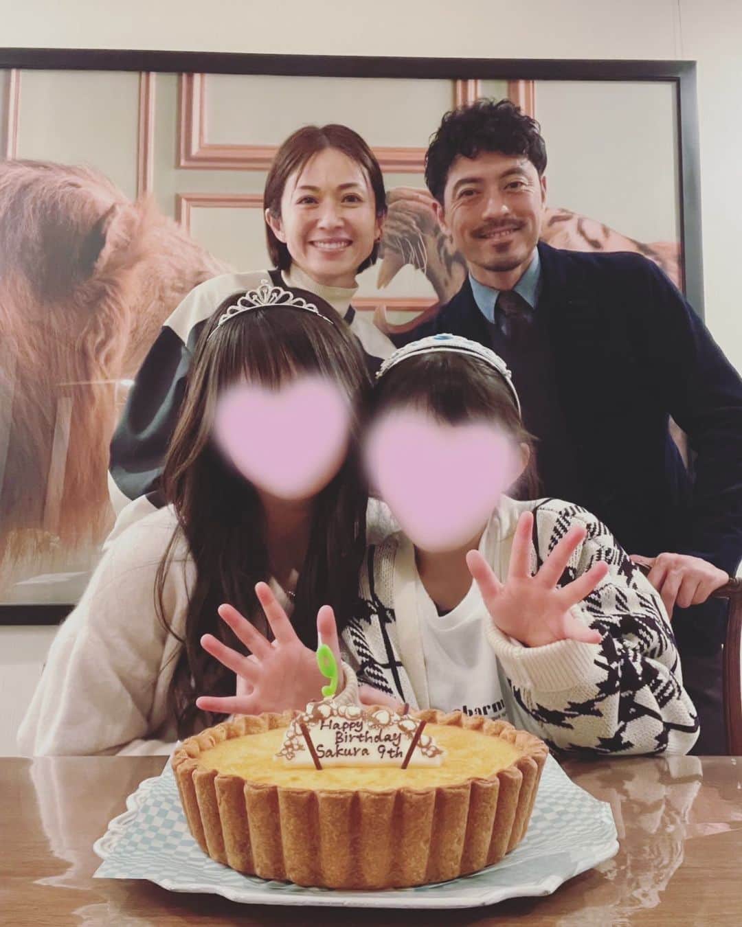 畑野ひろ子のインスタグラム：「先日、次女が9歳の誕生日を迎えました🎂✨ 最近、家族それぞれ忙しい日々でしたが、4人揃ってお祝いが出来て良かったです☺️  お姉ちゃんがとにかく大好きで、ユーモアいっぱい。一度会えばみんな友達🤝スタイルの次女😁 これからも自分らしく、いつまでも2人で助け合って成長していってね！ お誕生日おめでとう㊗️👏👏👏  誕生日ケーキは、最近の大好物のチーズケーキ🧀@quilfaitbon_official で。」