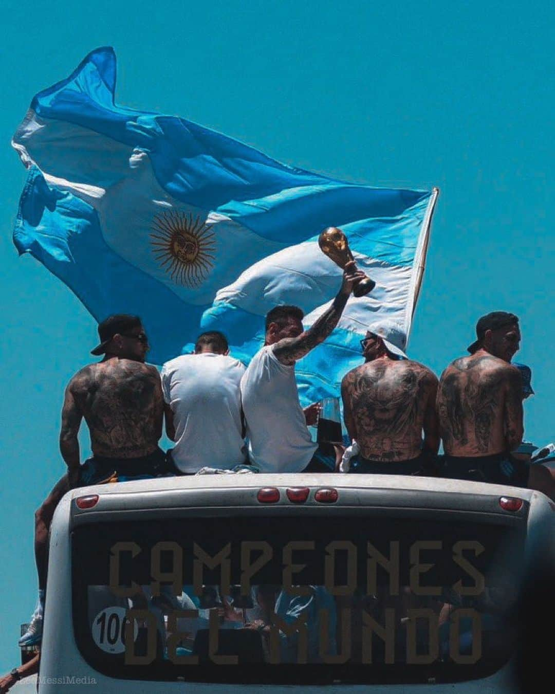 しゃまさんのインスタグラム写真 - (しゃまInstagram)「18/12/22 - ARGENTINA CAMPEÓN DEL MUNDO🏆🤍💙 Gloria eterna, @leomessi gracias para siempre」12月21日 8時59分 - nicoshama