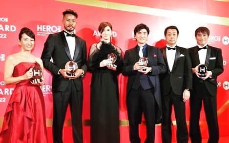 森山直太朗さんのインスタグラム写真 - (森山直太朗Instagram)「HEROs_AWARD 2022 にて  アーティスト部門で賞を頂き表彰式で歌わせていただきました。「さくらを贈るプロジェクト」改めて評価いただけてとても嬉しい。この企画に賛同してくれたこの時代を生きる、同じ志を持ったスタッフ、クリエイター、並びに日頃から応援してくれている皆さんに改めて感謝です。  去年はAIちゃんが受賞して「アルデバラン」を歌ってくれて、それを映像で観てひとり胸を焦がしていたので、一年後にまさか自分に回ってくるとはつゆとも思っていませんでした。 小中高大と体育会のサッカー部で人間関係、人格形成すべて培って来たので、錚々たるスポーツ選手の皆さんに囲まれながらこの賞を頂けたことに、心がキュッと引き締まる思いでした。  個人的に中田英寿さんとお会いしてとても興奮しました。彼は僕らの世代のレジェンドで、少しの時間でしたが色んなお話ができ濃密な時間でした。  「さくら」を贈るプロジェクト youtu.be/nOsH9F5AIHU  #heros_award  #鈴木武蔵 #益子直美 #堀由美恵 #川崎フロンターレ #中田英寿 #森山直太朗」12月21日 9時34分 - naotaromoriyama