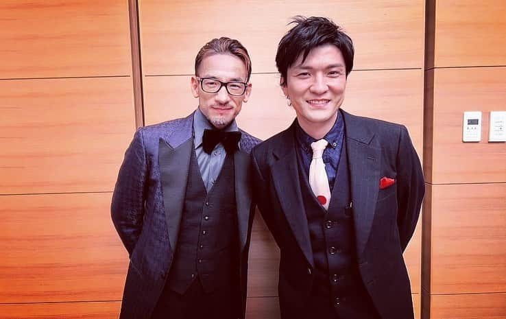 森山直太朗さんのインスタグラム写真 - (森山直太朗Instagram)「HEROs_AWARD 2022 にて  アーティスト部門で賞を頂き表彰式で歌わせていただきました。「さくらを贈るプロジェクト」改めて評価いただけてとても嬉しい。この企画に賛同してくれたこの時代を生きる、同じ志を持ったスタッフ、クリエイター、並びに日頃から応援してくれている皆さんに改めて感謝です。  去年はAIちゃんが受賞して「アルデバラン」を歌ってくれて、それを映像で観てひとり胸を焦がしていたので、一年後にまさか自分に回ってくるとはつゆとも思っていませんでした。 小中高大と体育会のサッカー部で人間関係、人格形成すべて培って来たので、錚々たるスポーツ選手の皆さんに囲まれながらこの賞を頂けたことに、心がキュッと引き締まる思いでした。  個人的に中田英寿さんとお会いしてとても興奮しました。彼は僕らの世代のレジェンドで、少しの時間でしたが色んなお話ができ濃密な時間でした。  「さくら」を贈るプロジェクト youtu.be/nOsH9F5AIHU  #heros_award  #鈴木武蔵 #益子直美 #堀由美恵 #川崎フロンターレ #中田英寿 #森山直太朗」12月21日 9時34分 - naotaromoriyama