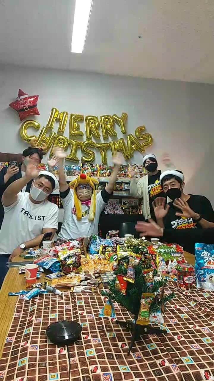チロルチョコのインスタグラム：「※アーカイブ復活できました😭※ クリスマスLIVE配信💚❤️ 前半30分は両社の社長対談👐 後半1時間はお菓子を食べながらのクリスマスパーティー🤭❤️ #チロルチョコ #チロル #チロスタライブ  #チロリスト #チロル好きと繋がりたい  #ブラックサンダー」