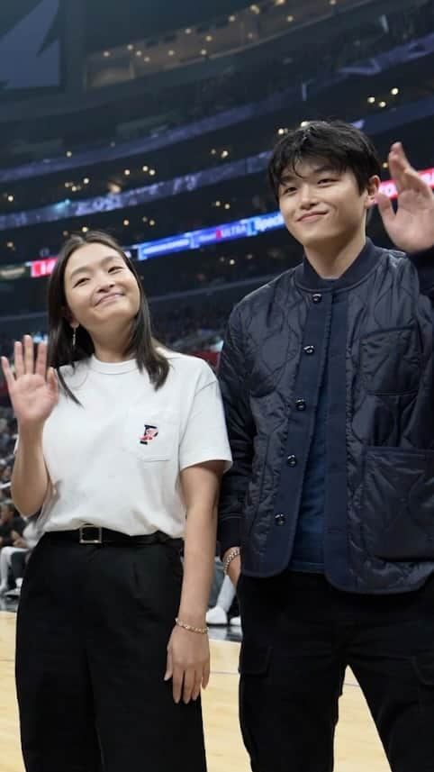 アレックス・シブタニのインスタグラム：「We went to an @laclippers game last week for Japanese Heritage Night. Thanks to the Clippers for celebrating the Japanese + Nikkei community, and giving us the opportunity to talk to the arena + fans about our first picture book, Amazing: Asian Americans and Pacific Islanders Who Inspire Us All.   So much care and effort has gone into the creation of this book and we couldn’t be more excited to share it with everyone. You can follow @amazingaapi to learn more - we’ll be making some announcements in the lead-up to the April 18th release, but in the meantime, make sure to preorder a copy of the book!   It was a great night - we threw t-shirts, caught up with some friends after being in Japan for two months, and the Clippers got the win!  🎥: @laclippers   #clippers #japaneseheritagenight #aapi #amazingaapi #newbook #picturebook #shibsibs」